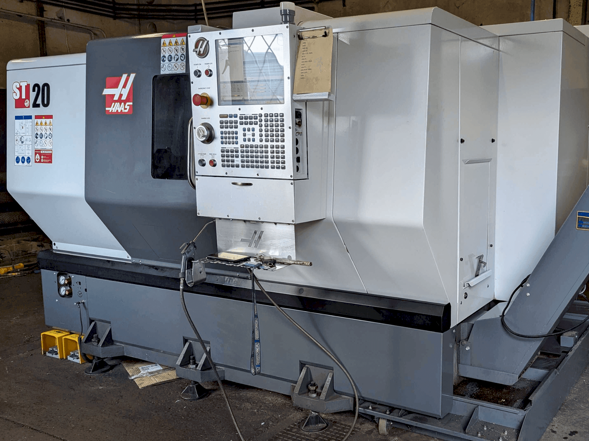 Vista frontal de la máquina HAAS ST-20