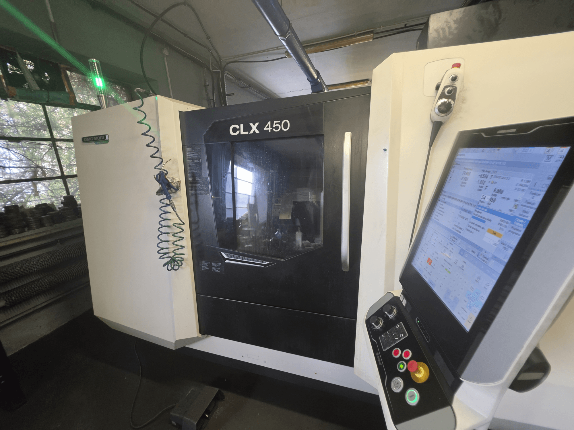 Torno horizontal DMG MORI CLX 450 V3, vista frontal con el panel de control y el monitor en el que se muestran los datos de funcionamiento.
