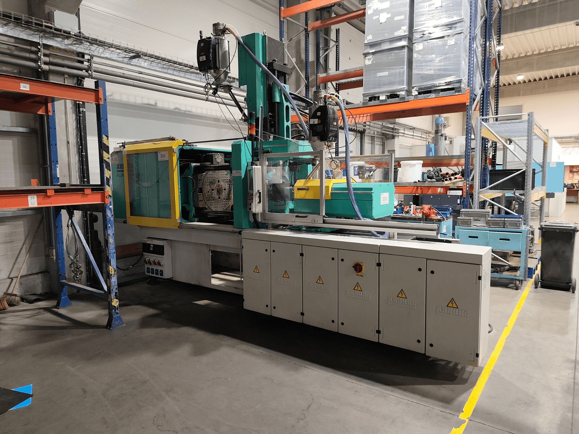 Máquina de moldeo por inyección hidráulica Arburg Allrounder 520 A 1500-70 Alldrive, vista lateral en un entorno industrial.