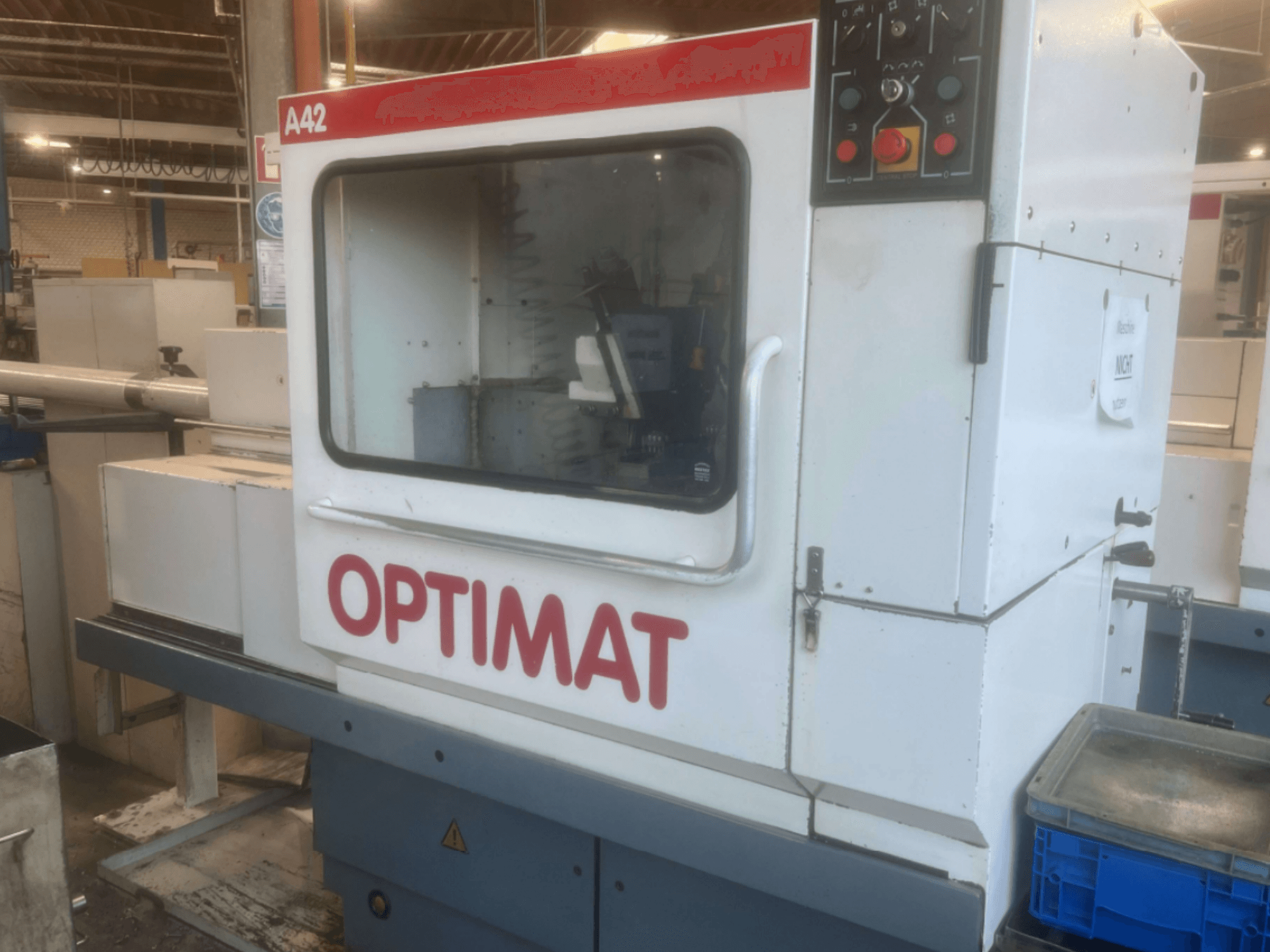 Torno horizontal KOVOSVIT MAS Optimat A42, vista frontal, en la que se aprecian el panel de control y la ventana que permite ver el funcionamiento de la máquina.