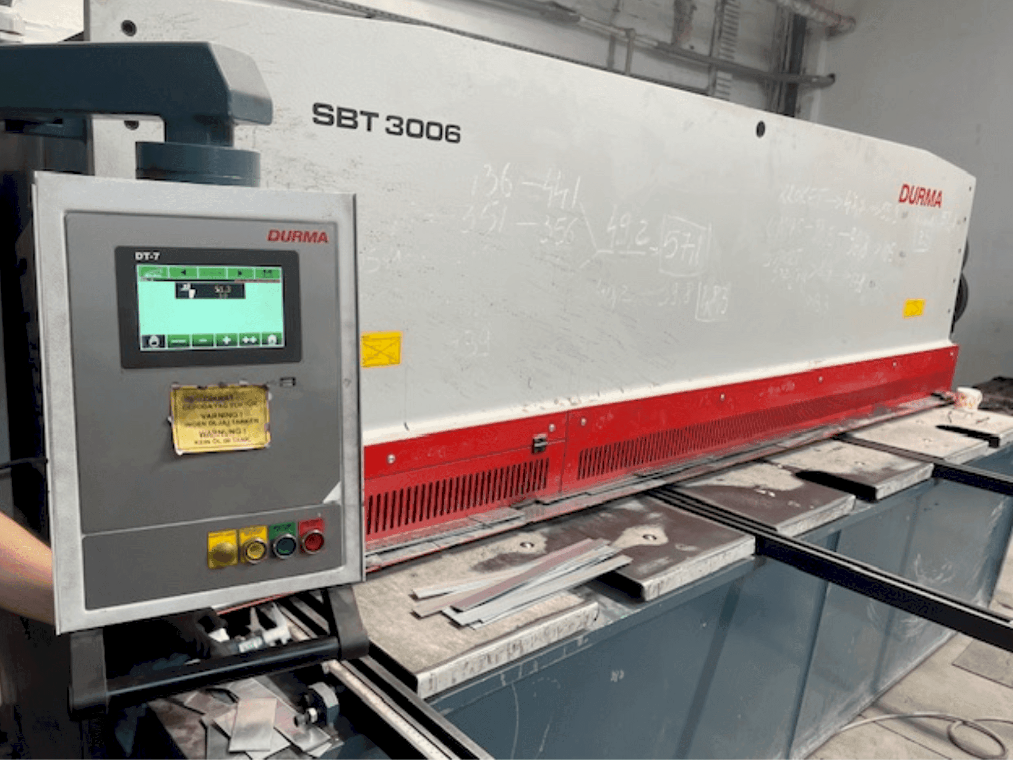Vista frontal de la máquina Durma SBT 3006