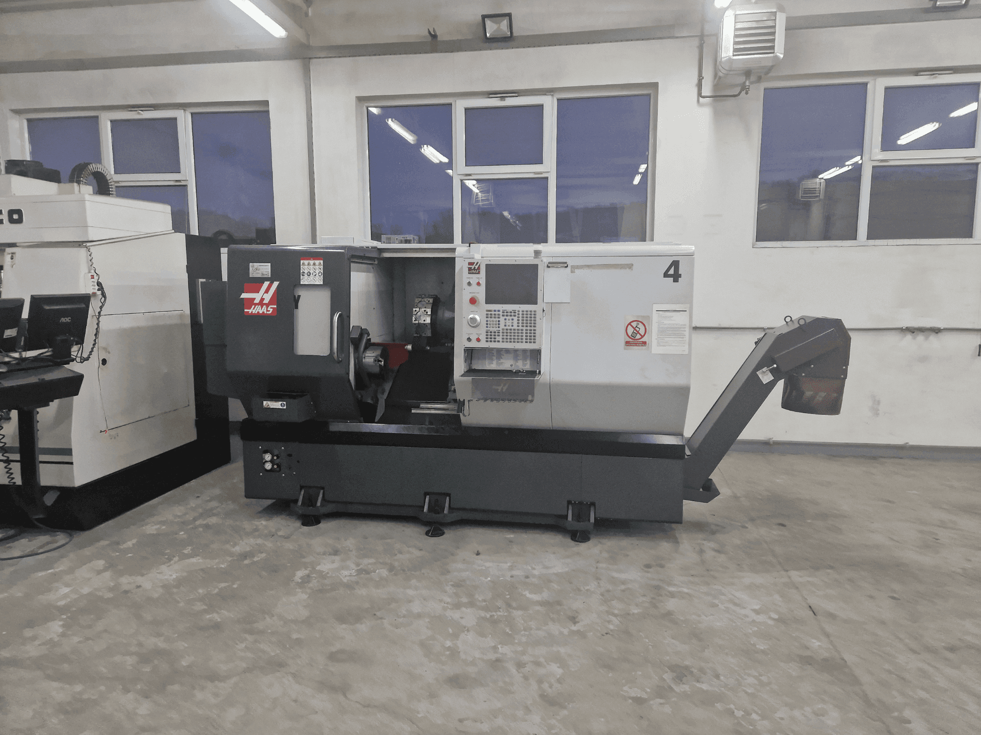 Vista frontal de la máquina HAAS ST-30Y