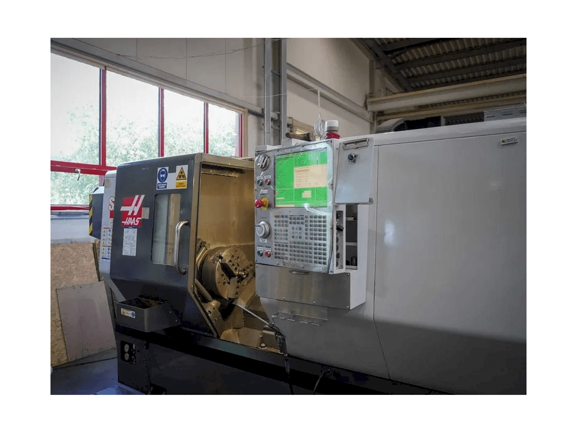 Vista frontal de la máquina HAAS ST-30