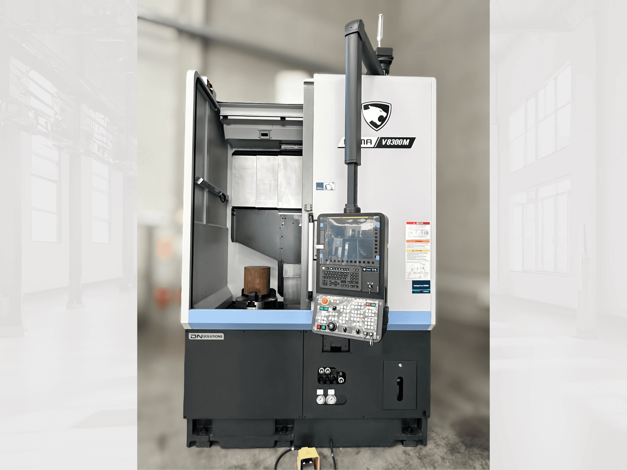 Tornos verticales Puma V8300MR en una vista frontal, con un panel de control y una puerta abierta que muestra el interior.