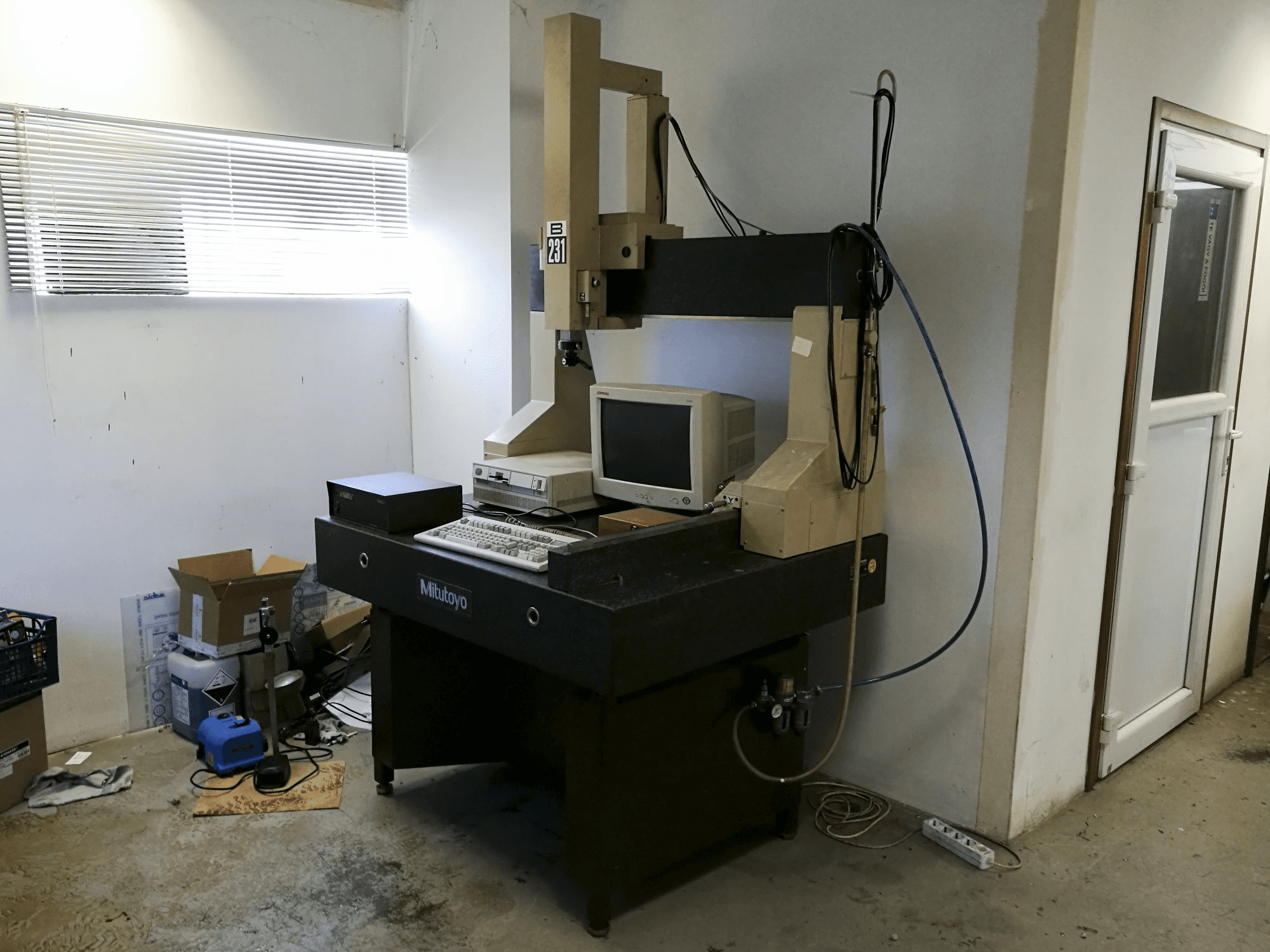 Vista derecha de la máquina Mitutoyo B-231