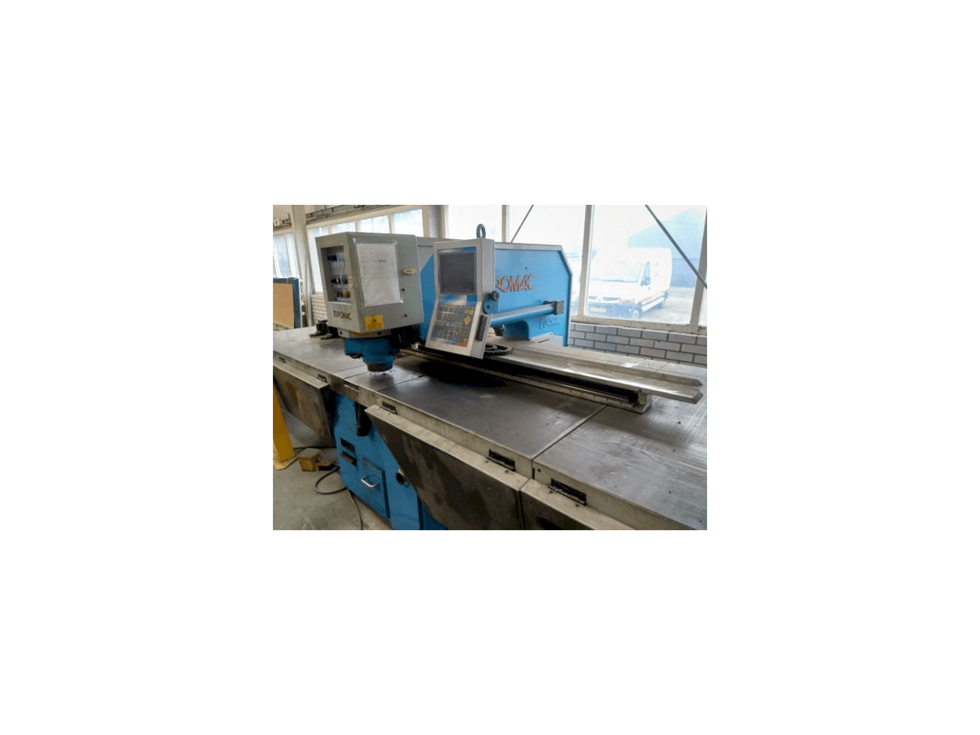 Vista frontal de la máquina Euromac CX 1000/30