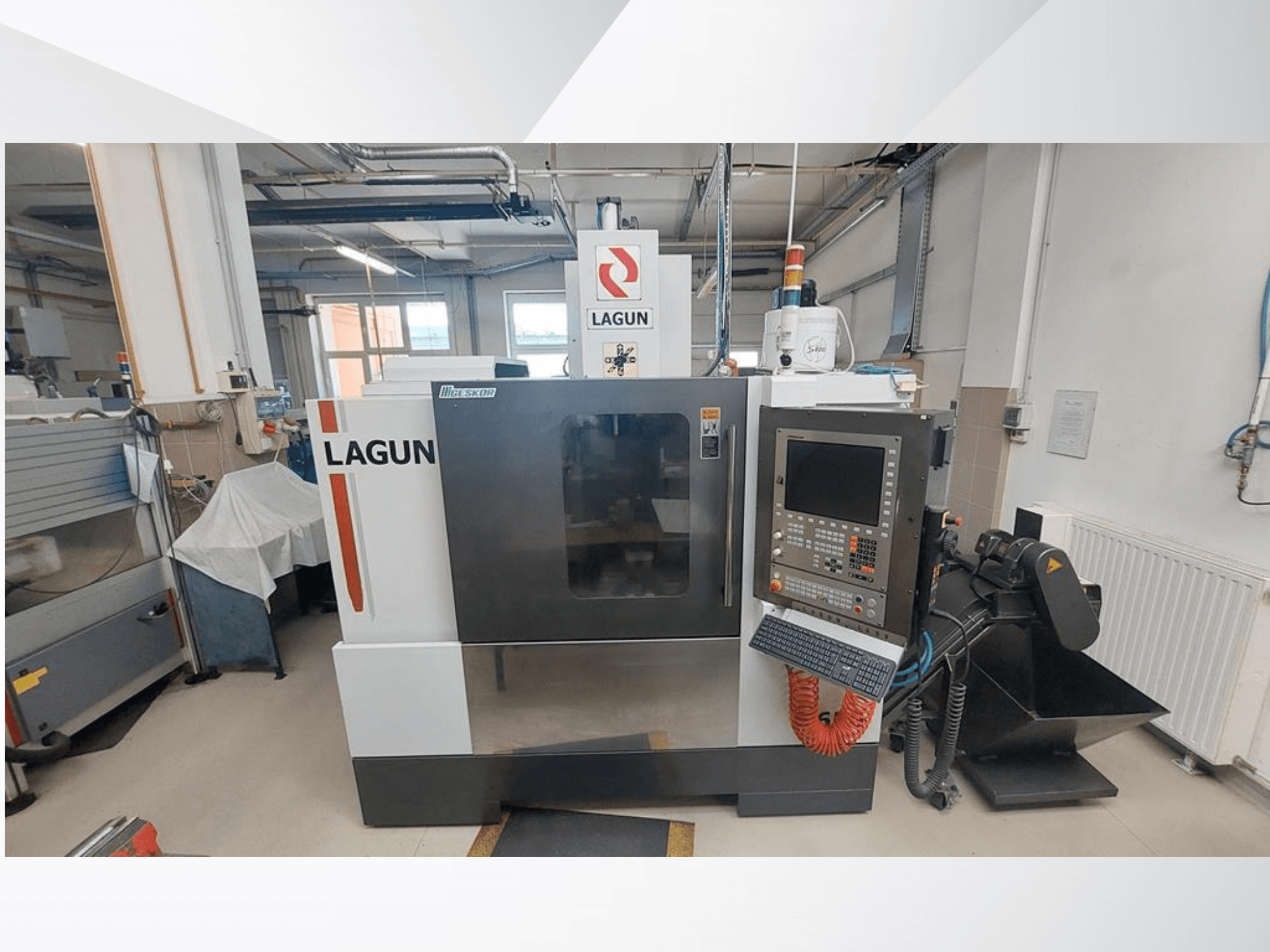 Centro de mecanizado vertical LAGUN L650 en vista frontal, en el que se aprecian el panel de control, la amplia zona de trabajo y el sistema de extracción de polvo.