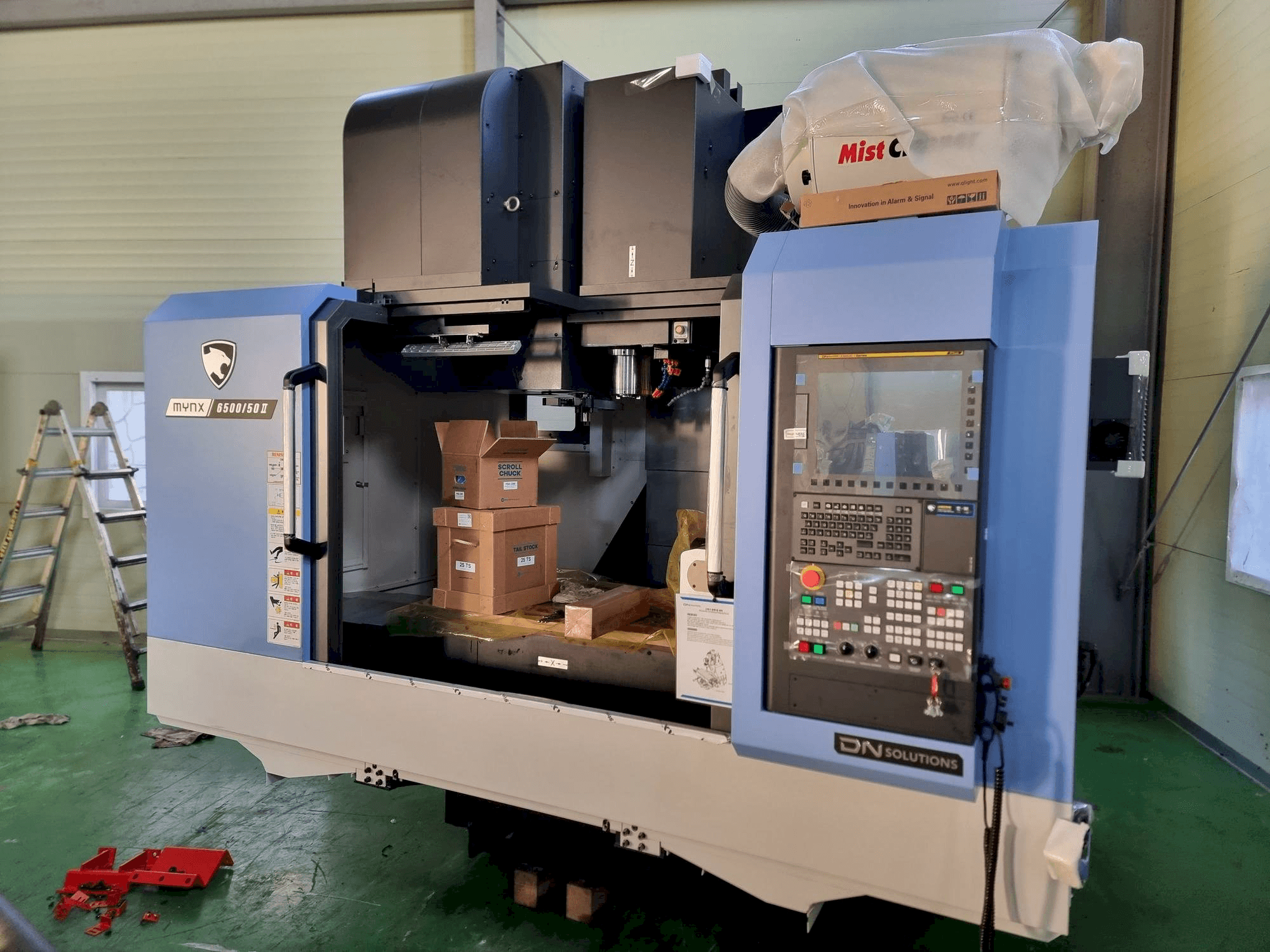 Vista frontal de la máquina DN SOLUTIONS MYNX 6500/50