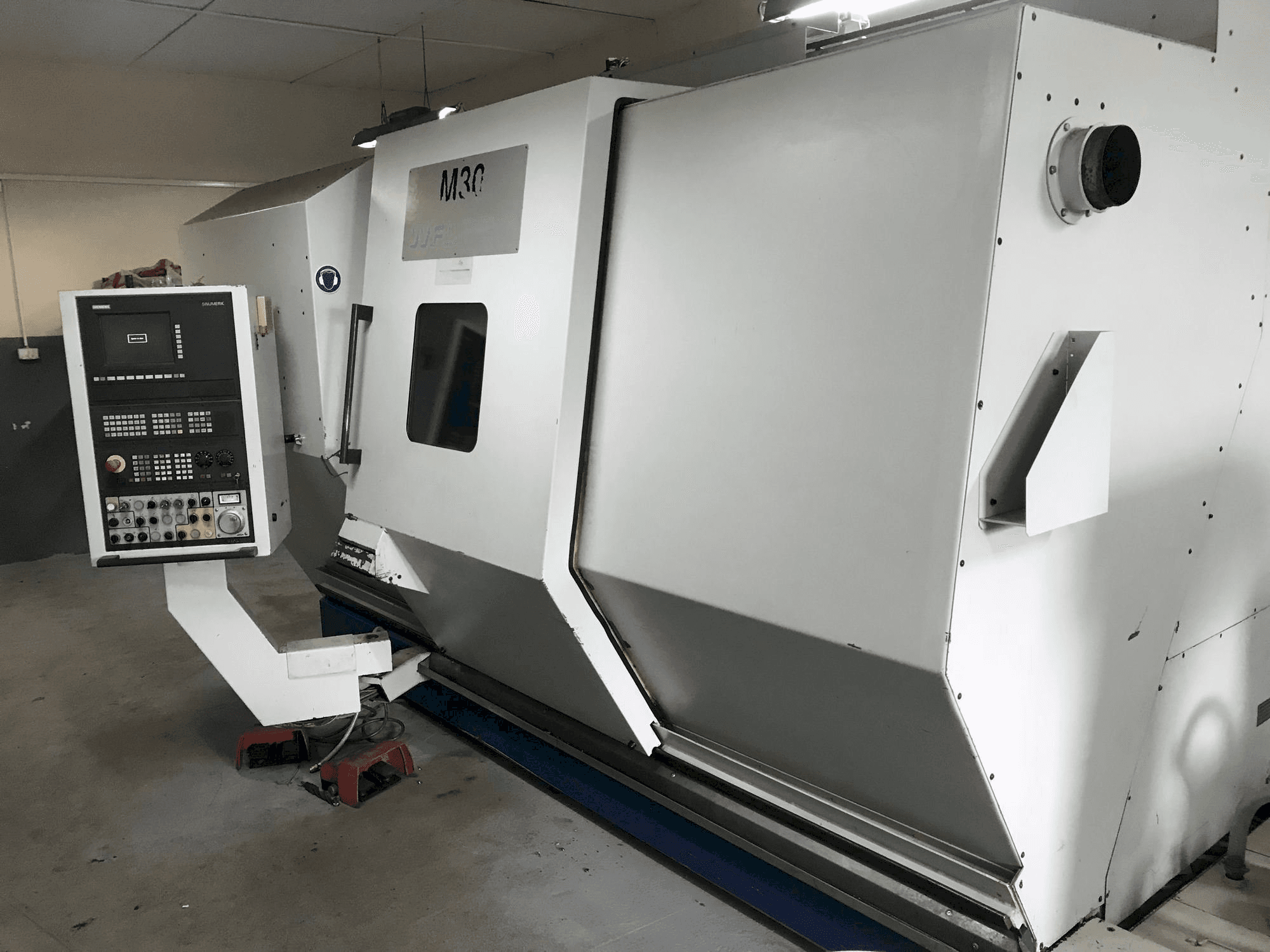 Vista frontal de la máquina WFL M30