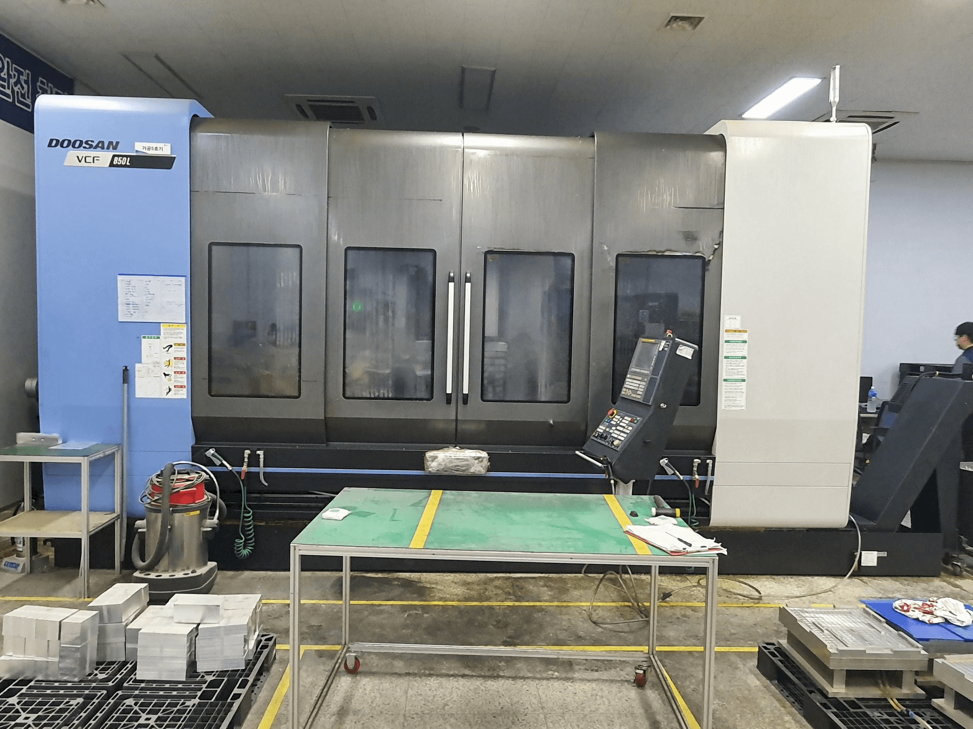 Vista frontal de la máquina Doosan VCF850L