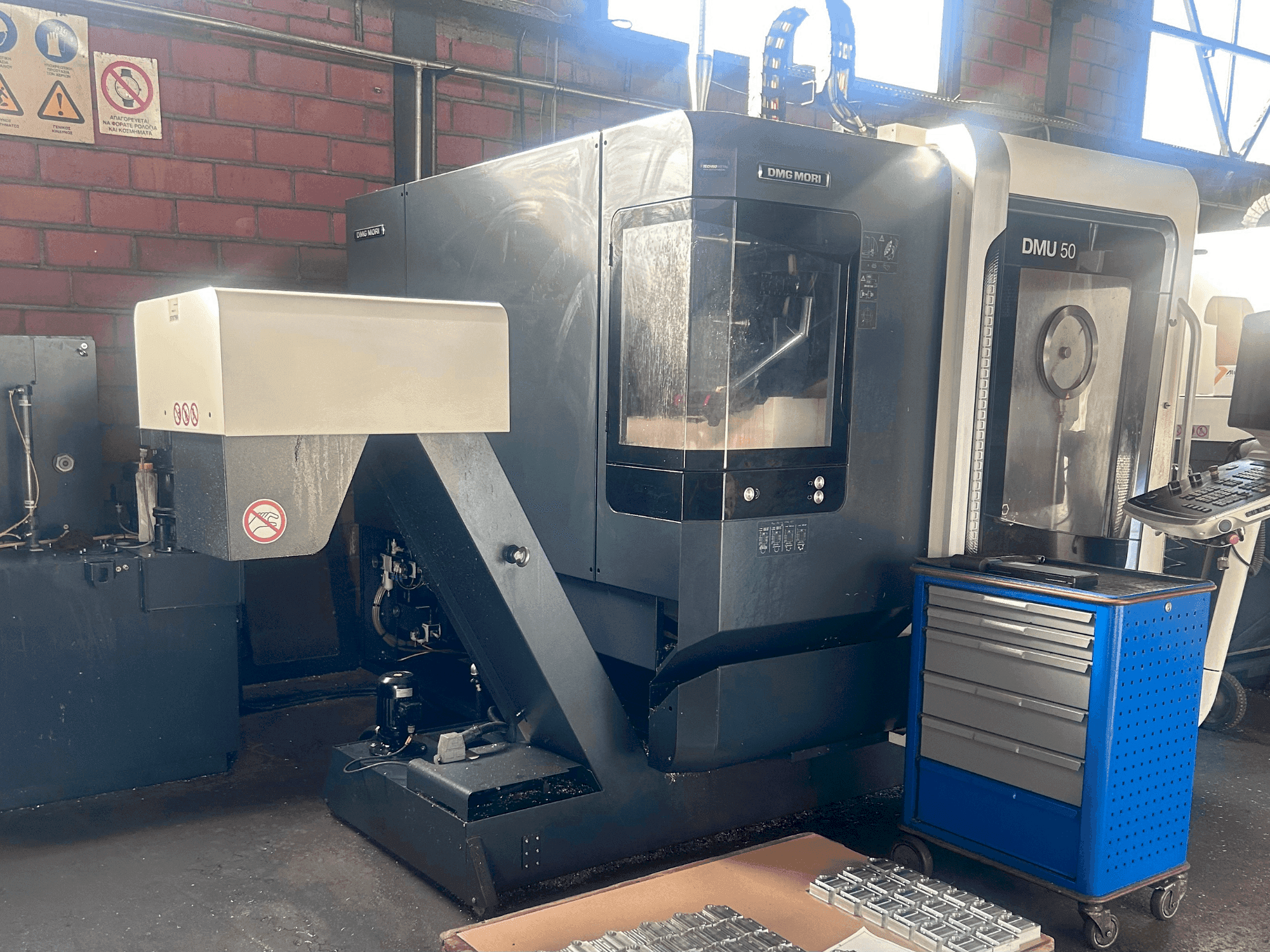 Vista frontal de la máquina DMG MORI DMU 50