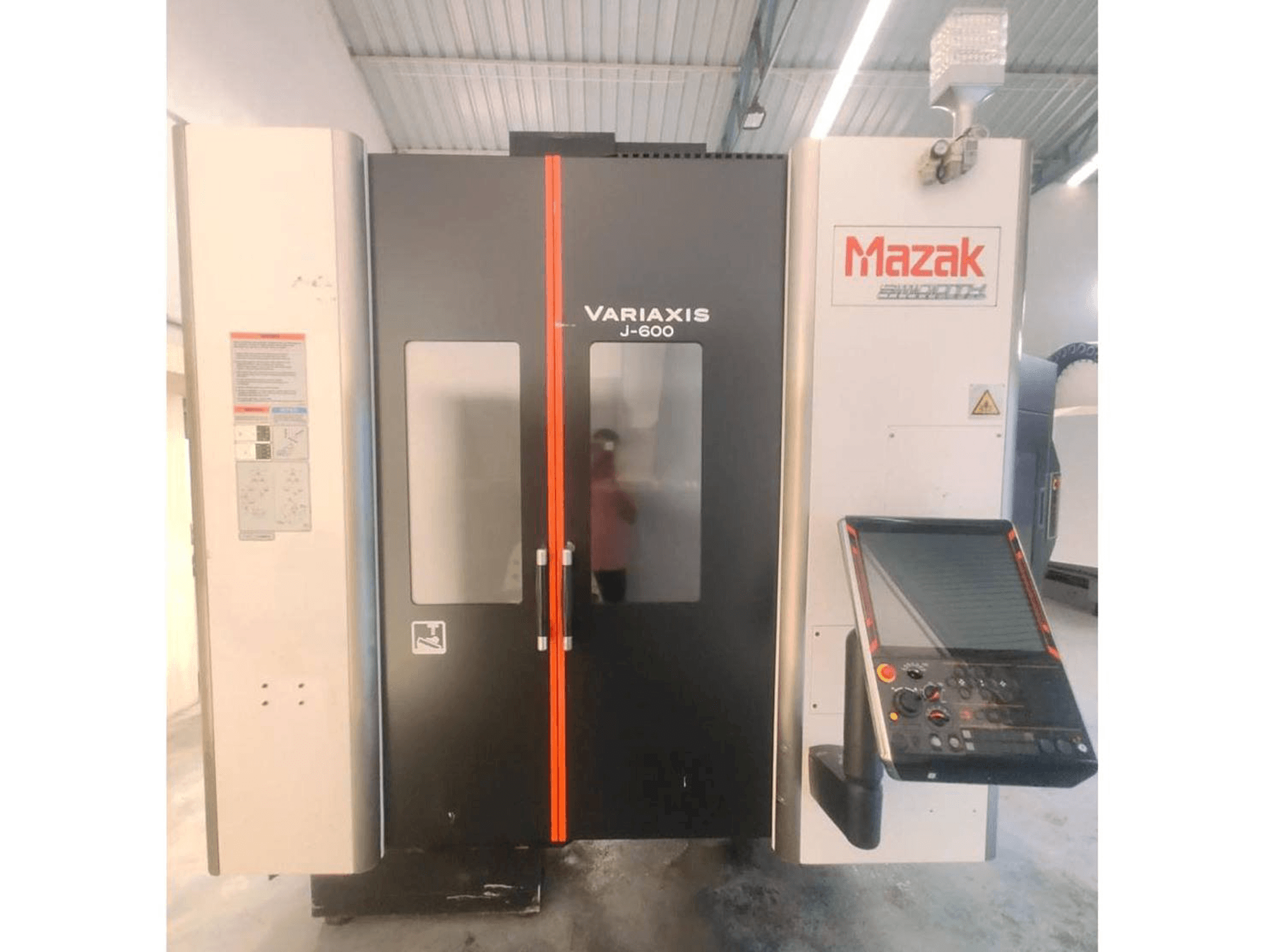 Vista frontal de la máquina Mazak Variaxis J-600