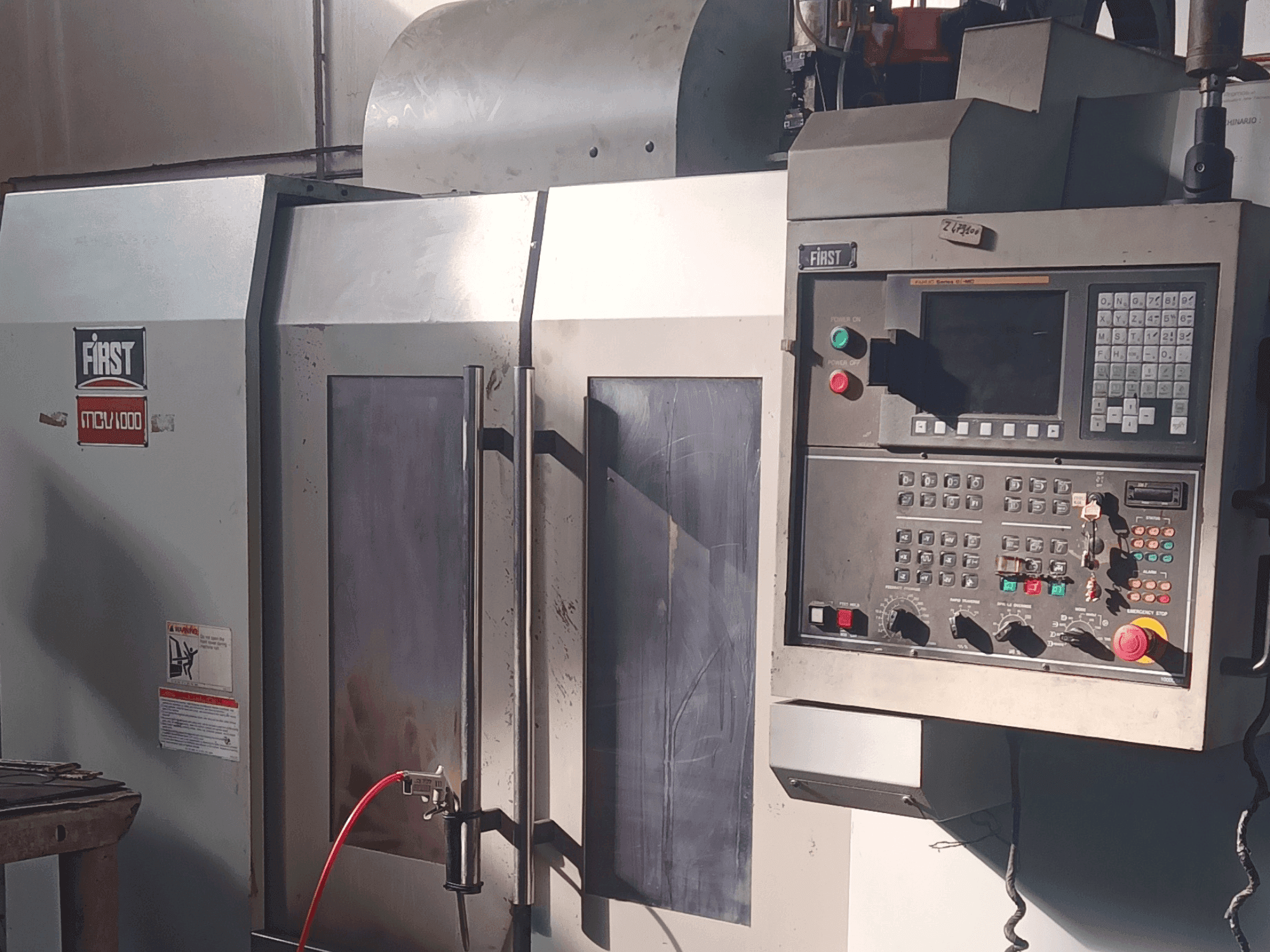 Vista frontal de la máquina FIRST MCV-100