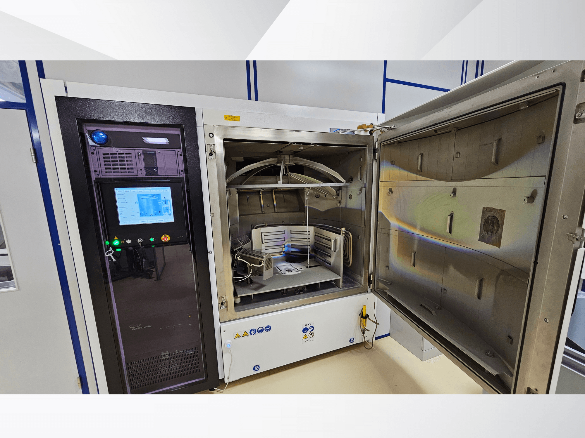 Panel de control de una cámara de pruebas de marca desconocida, vista frontal; muestra la pantalla táctil, los indicadores y una puerta abierta que revela el interior.