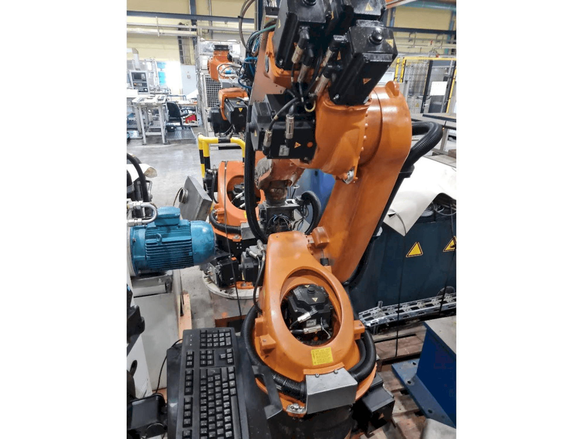 Vista frontal de la máquina KUKA KR30-3