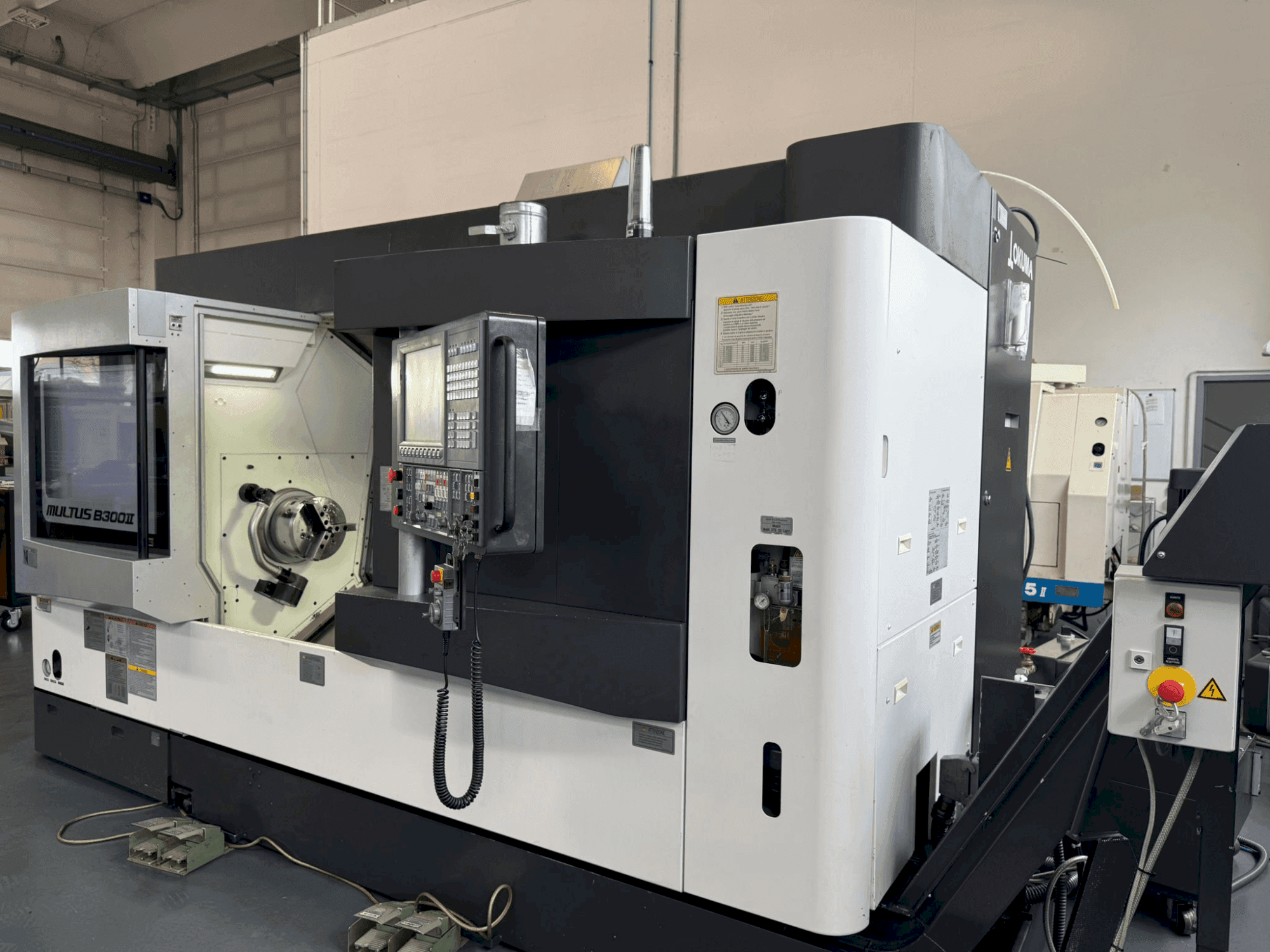 Vista frontal de la máquina Okuma MULTUS B300II