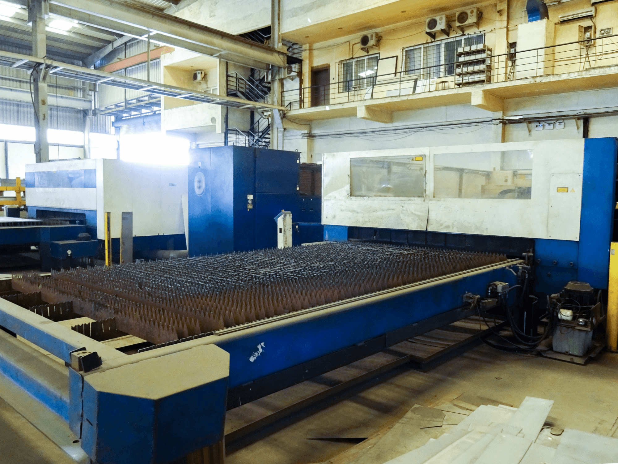 Mesa de trabajo vista derecha de la máquina Trumpf TruLaser 3040