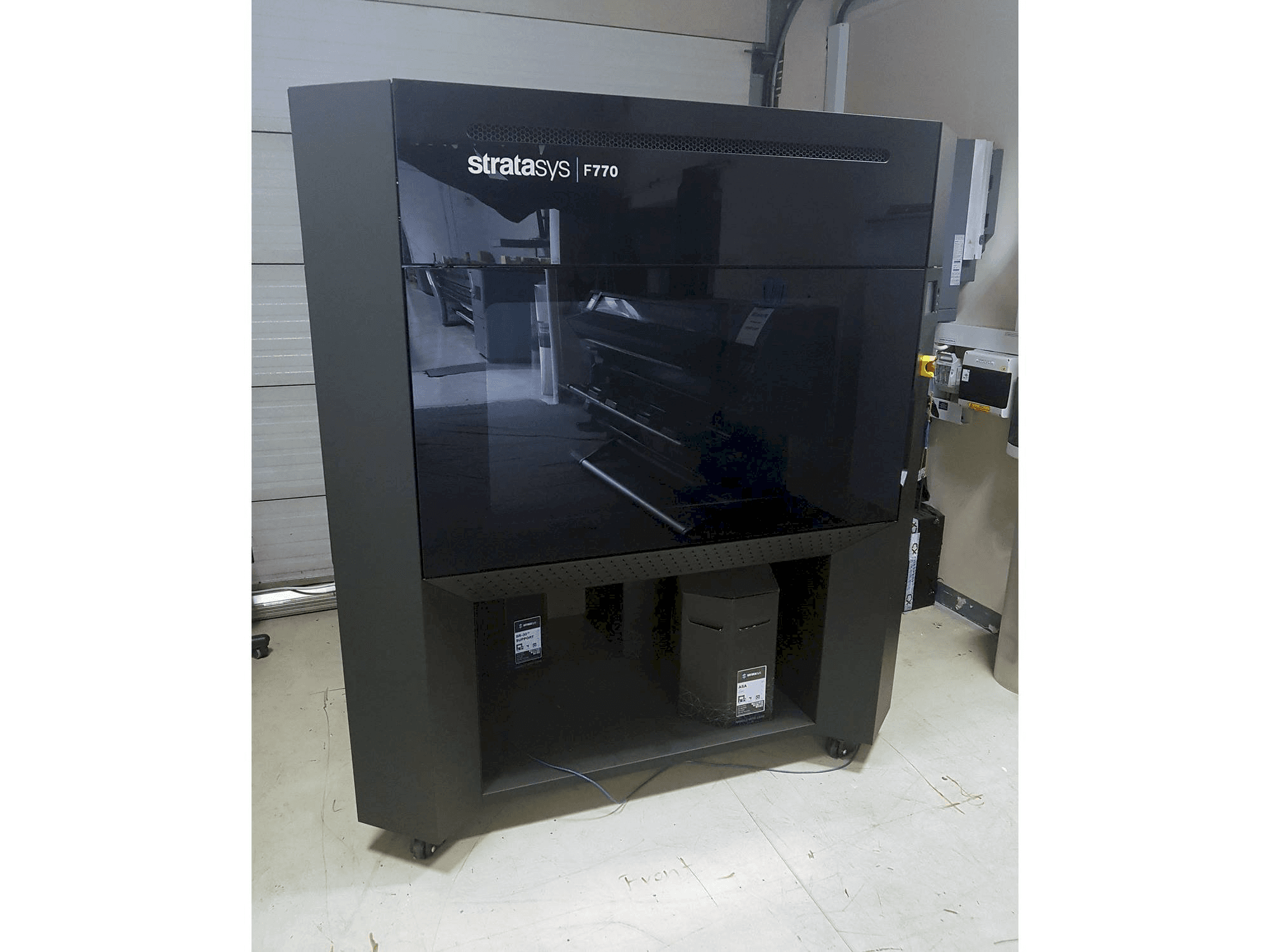 Vista frontal de la máquina Stratasys F770
