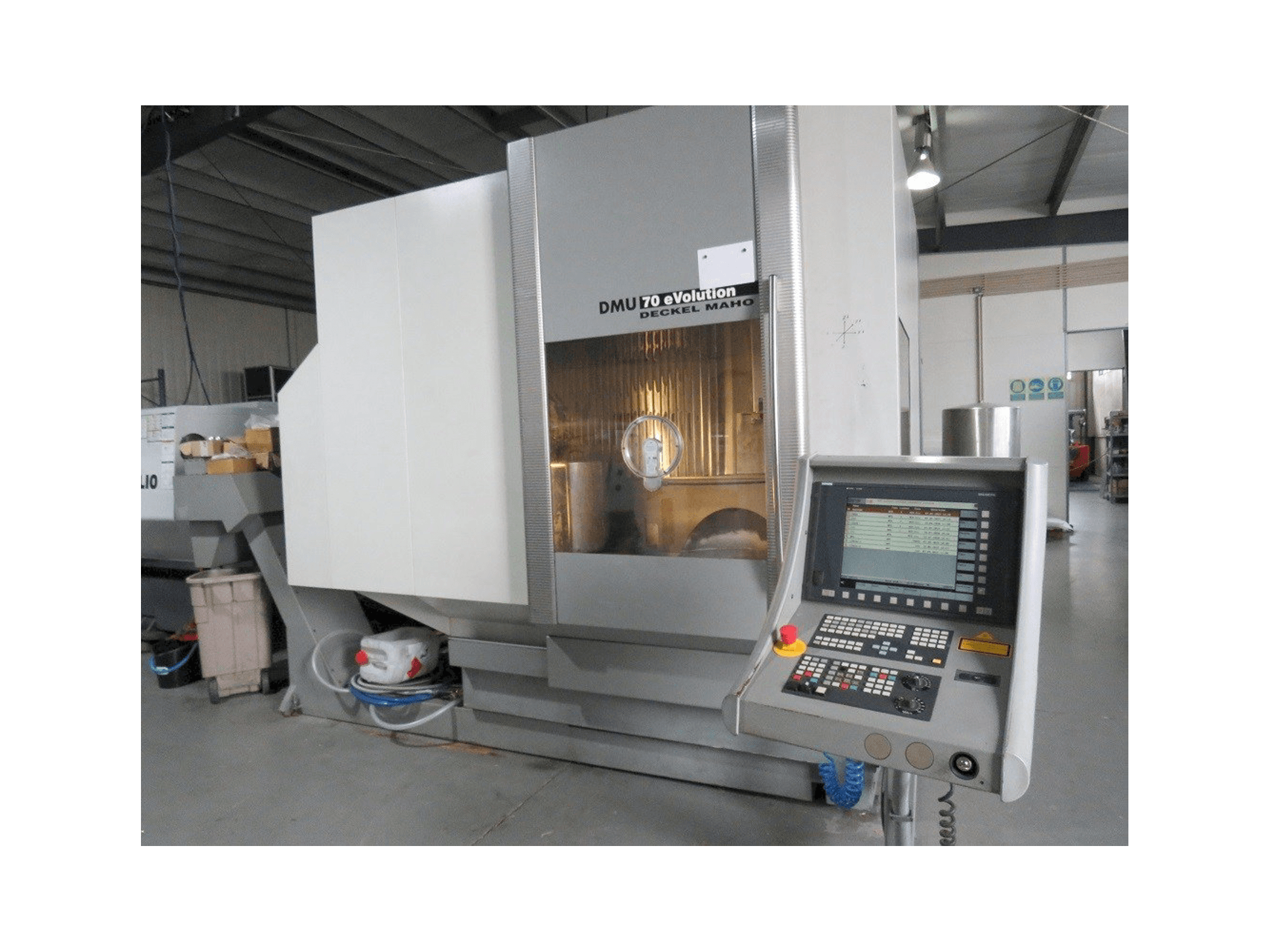 Vista frontal de la máquina DECKEL MAHO DMU 70 eVolution