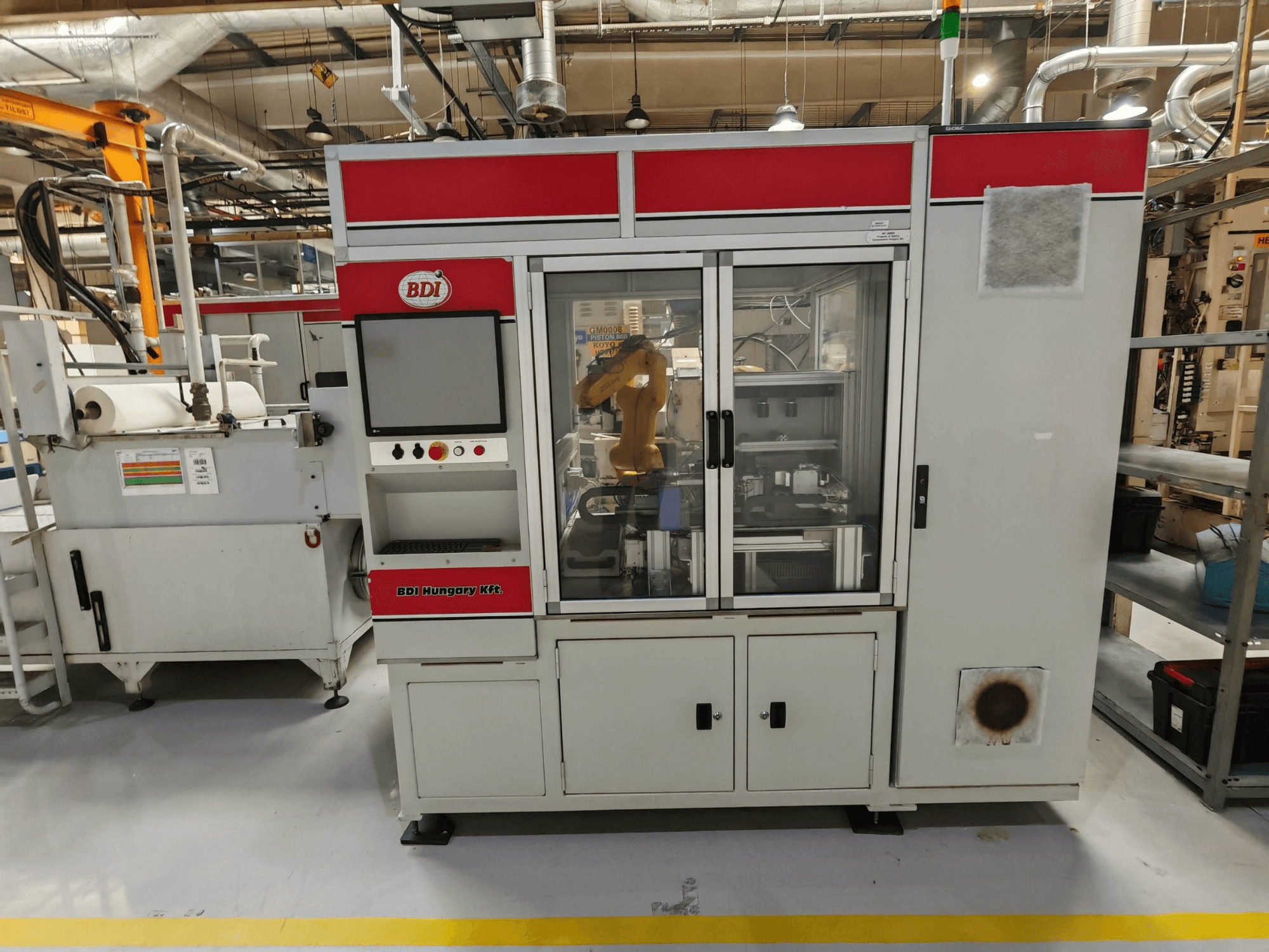 Rectificadora sin centros KOYO 4515C, vista frontal en la que se aprecian el panel de control y el brazo robótico, en un entorno industrial.