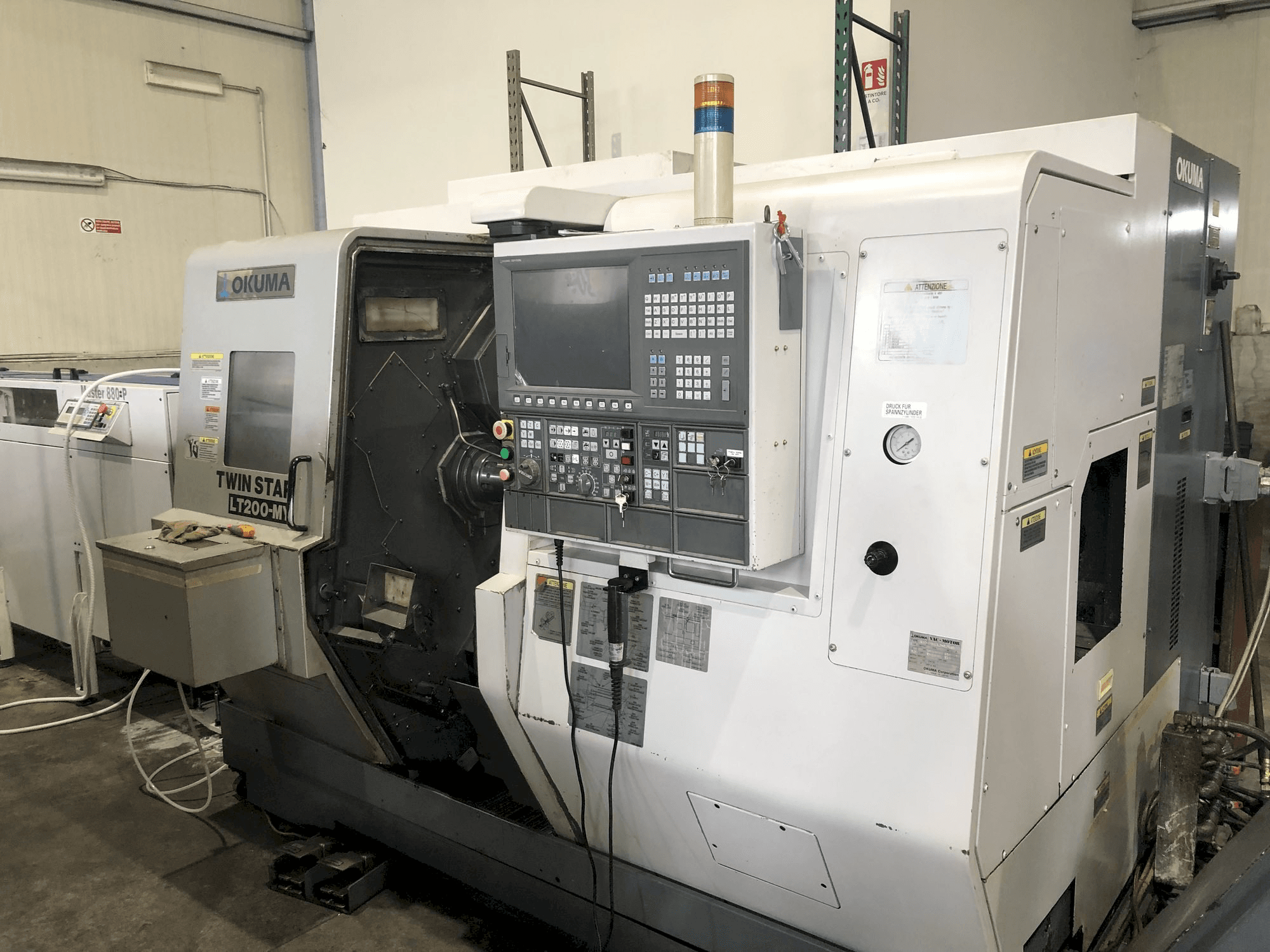 Vista frontal de la máquina Okuma LT200-MY