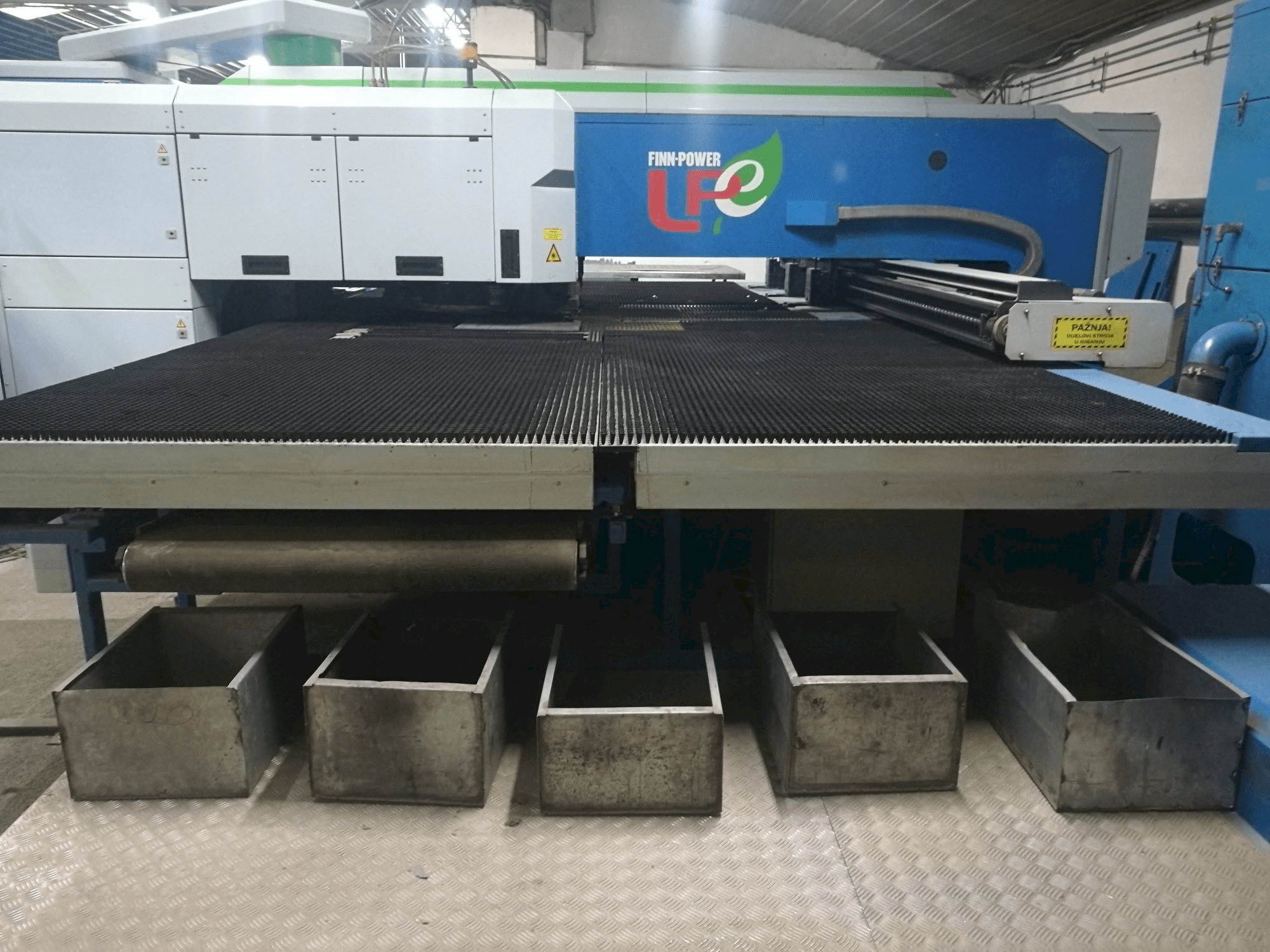 Vista frontal de la máquina Finn-Power LPE5 SWUH