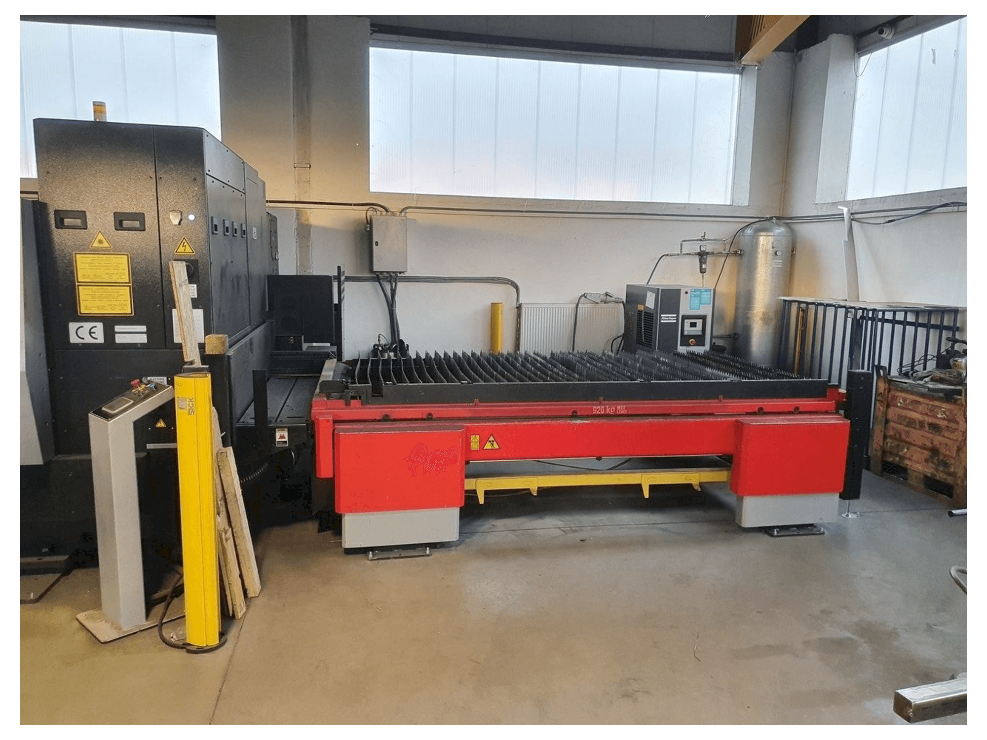 Vista frontal de la máquina AMADA 3015 AJ