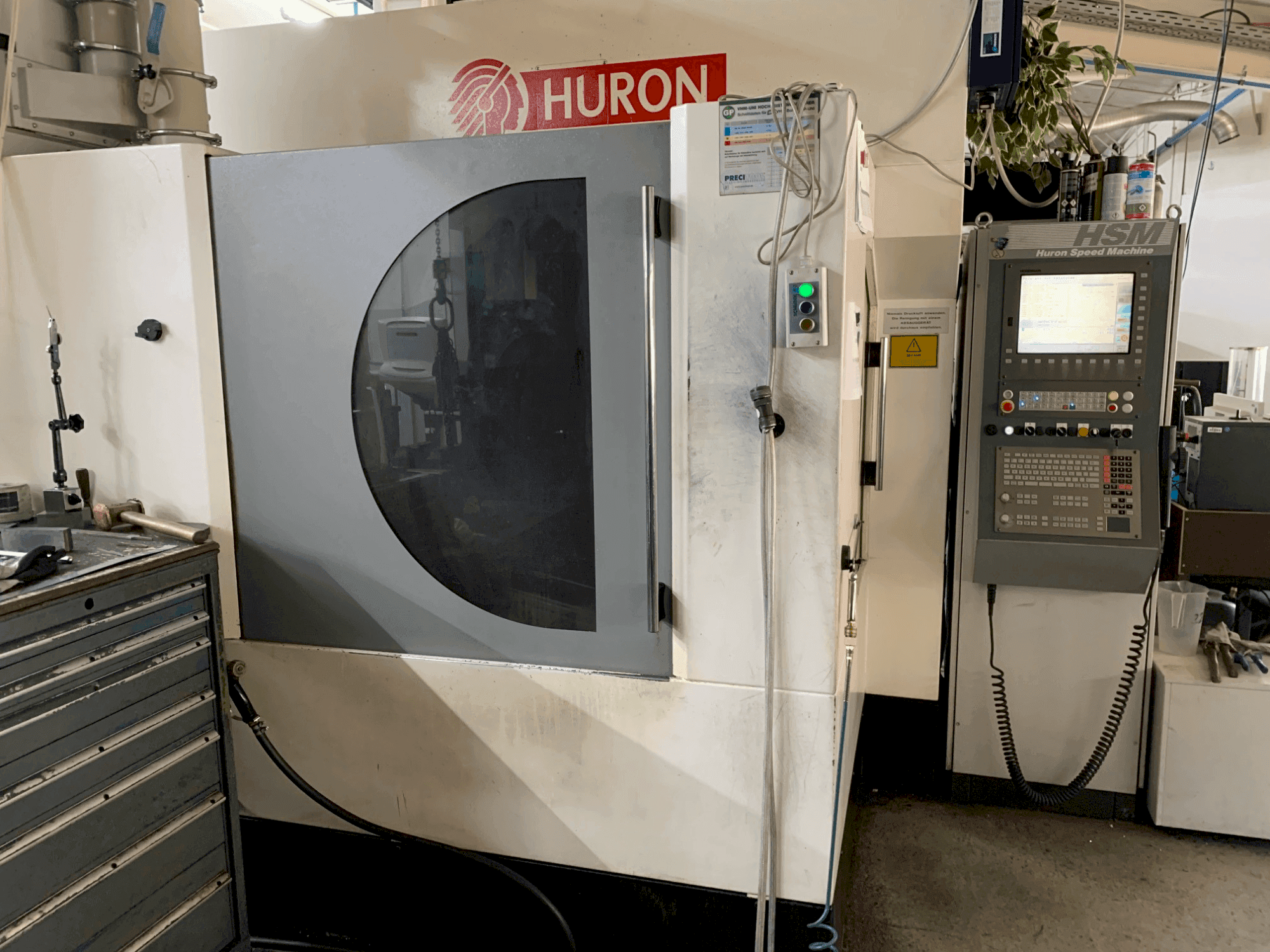 Vista frontal de la máquina Huron K2X10