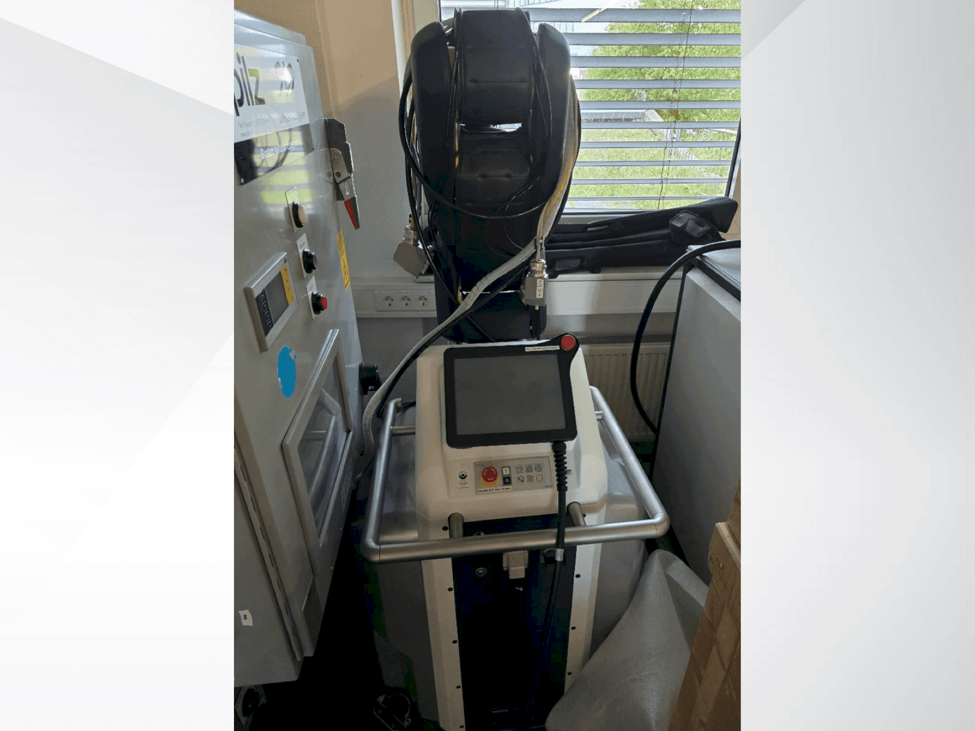 Vista frontal de la máquina FANUC LR Mate 200iD/7L