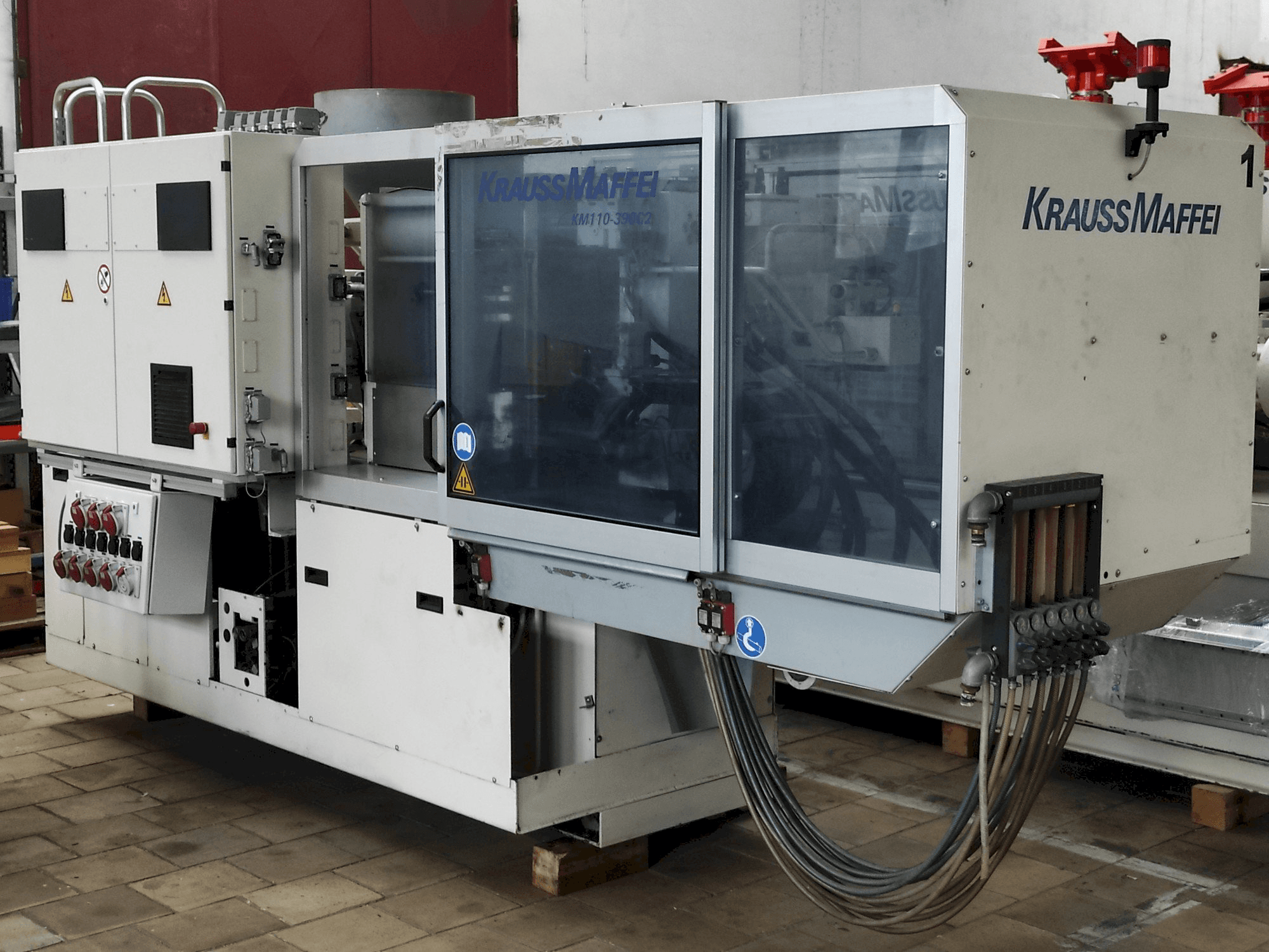 Vista frontal de la máquina Krauss Maffei 110 - 390 C2