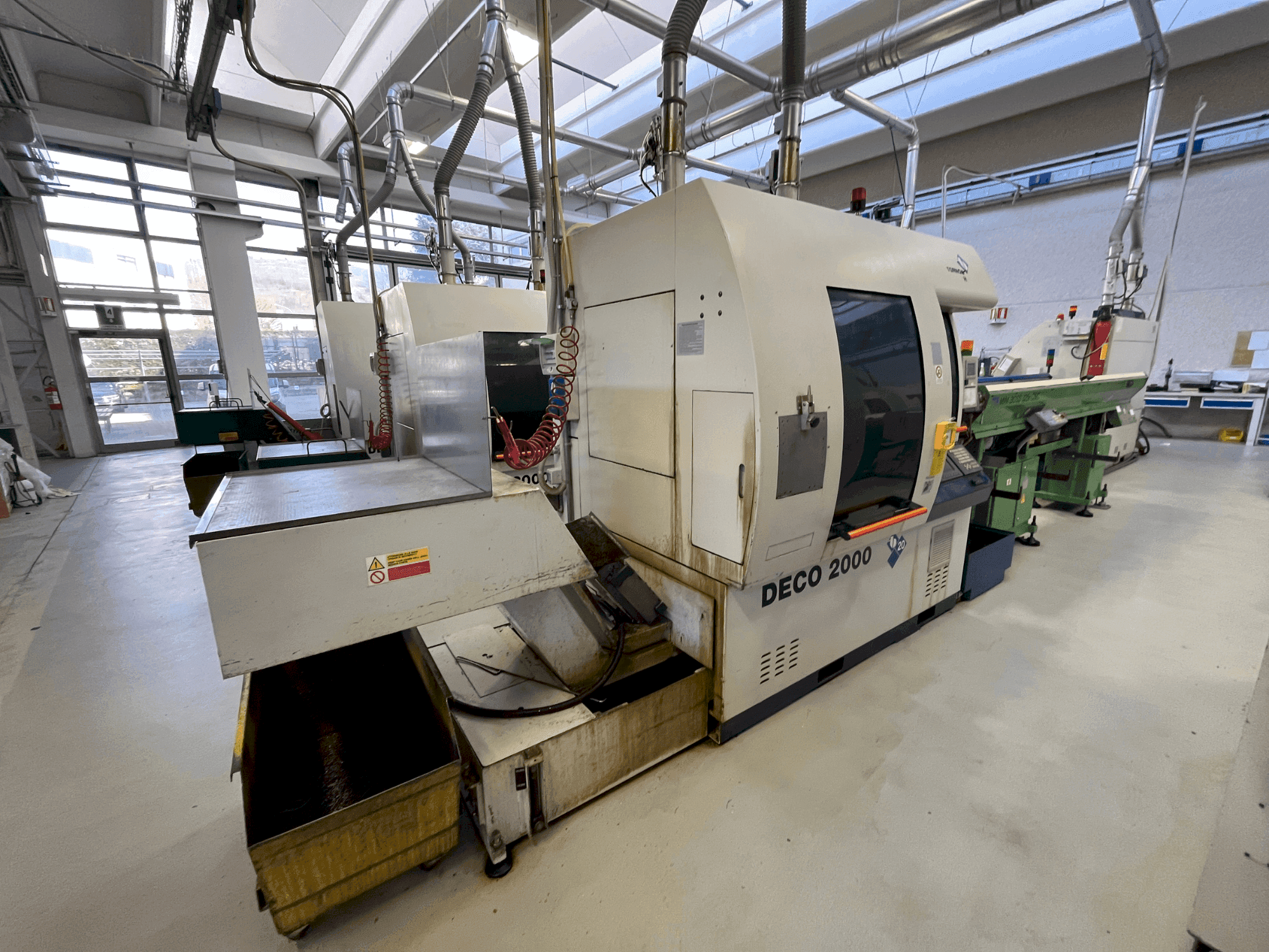 Vista frontal de la máquina TORNOS DECO 2000/20