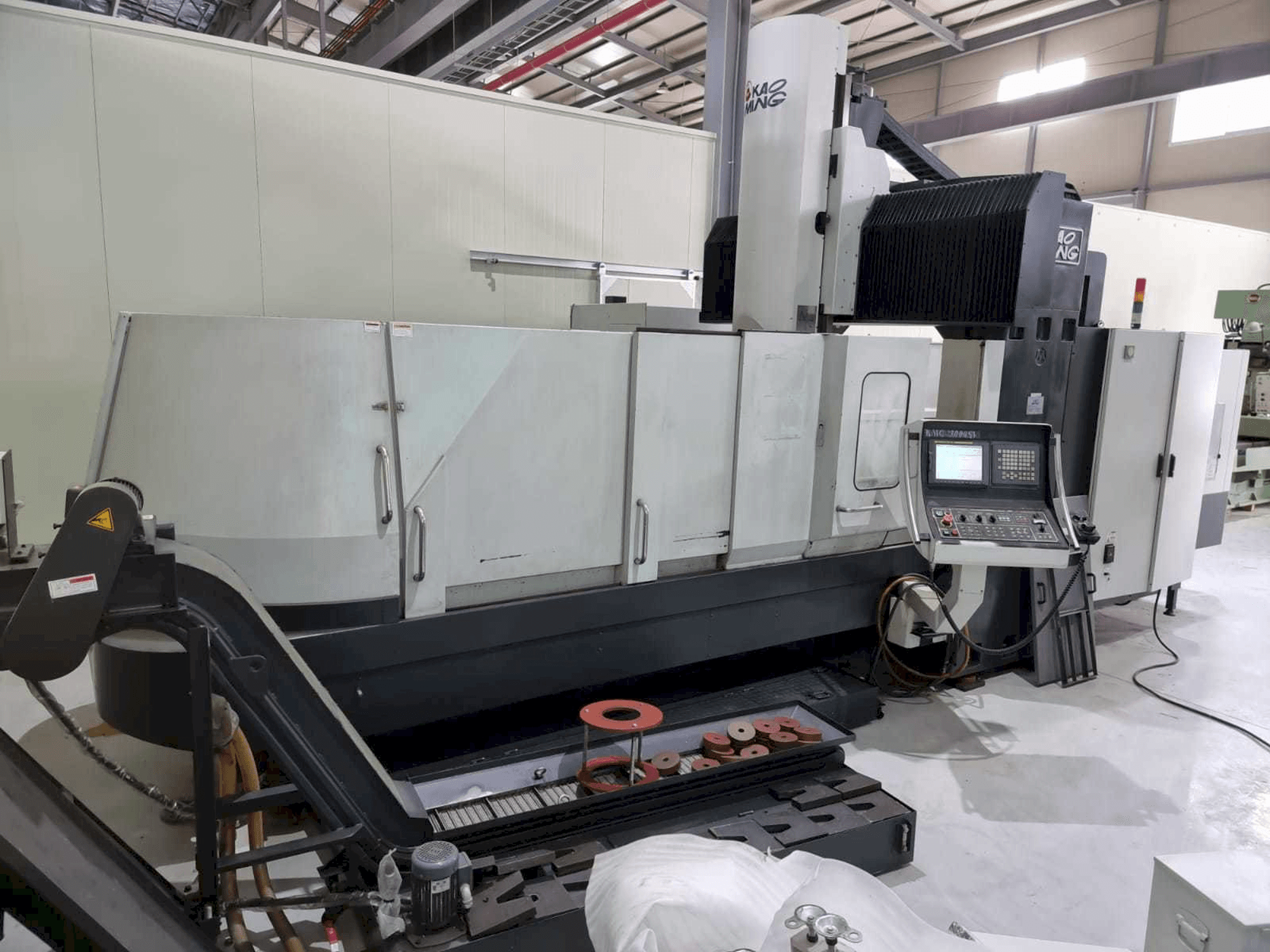 Vista frontal de la máquina KAOMING KMC-3000SV