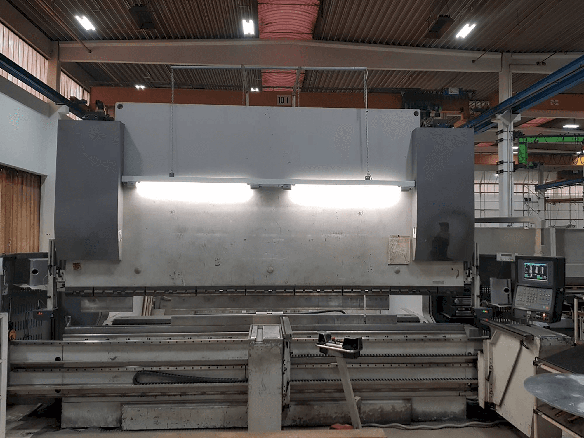 Vista frontal de la máquina EHT Multipress 300-40