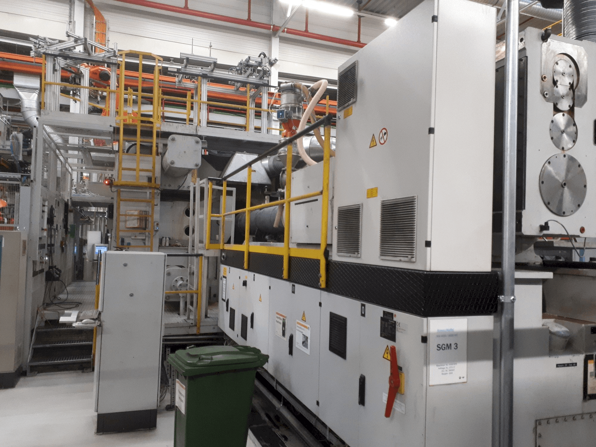 Vista frontal de la máquina Krauss Maffei 4000-19000 MC