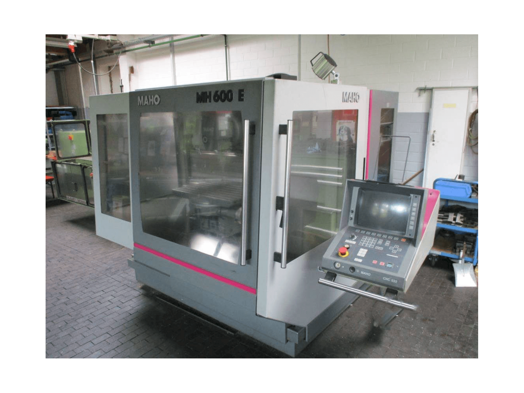 Vista frontal de la máquina MAHO MAHO 600 E