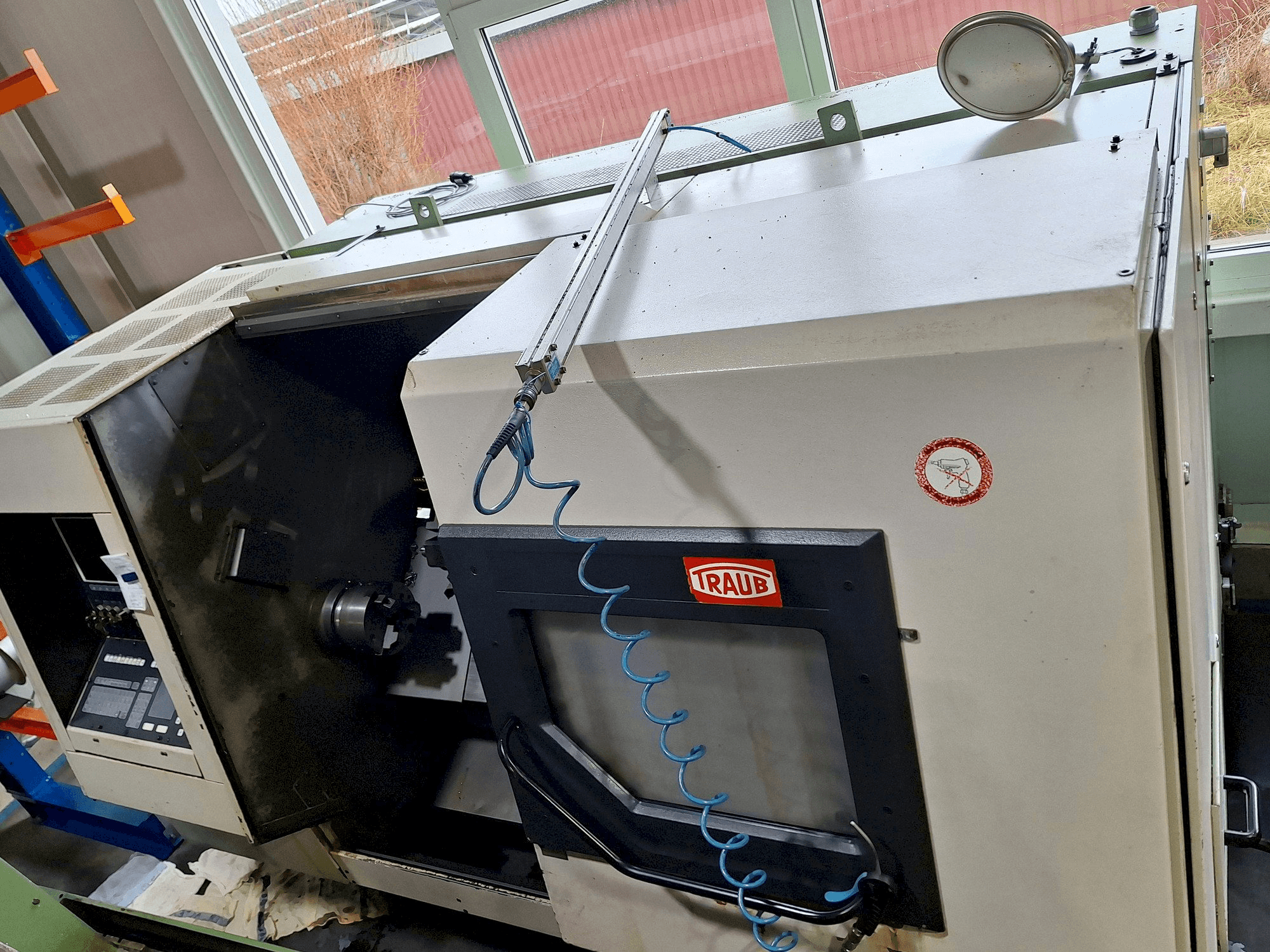 Vista frontal de la máquina TRAUB TND 400