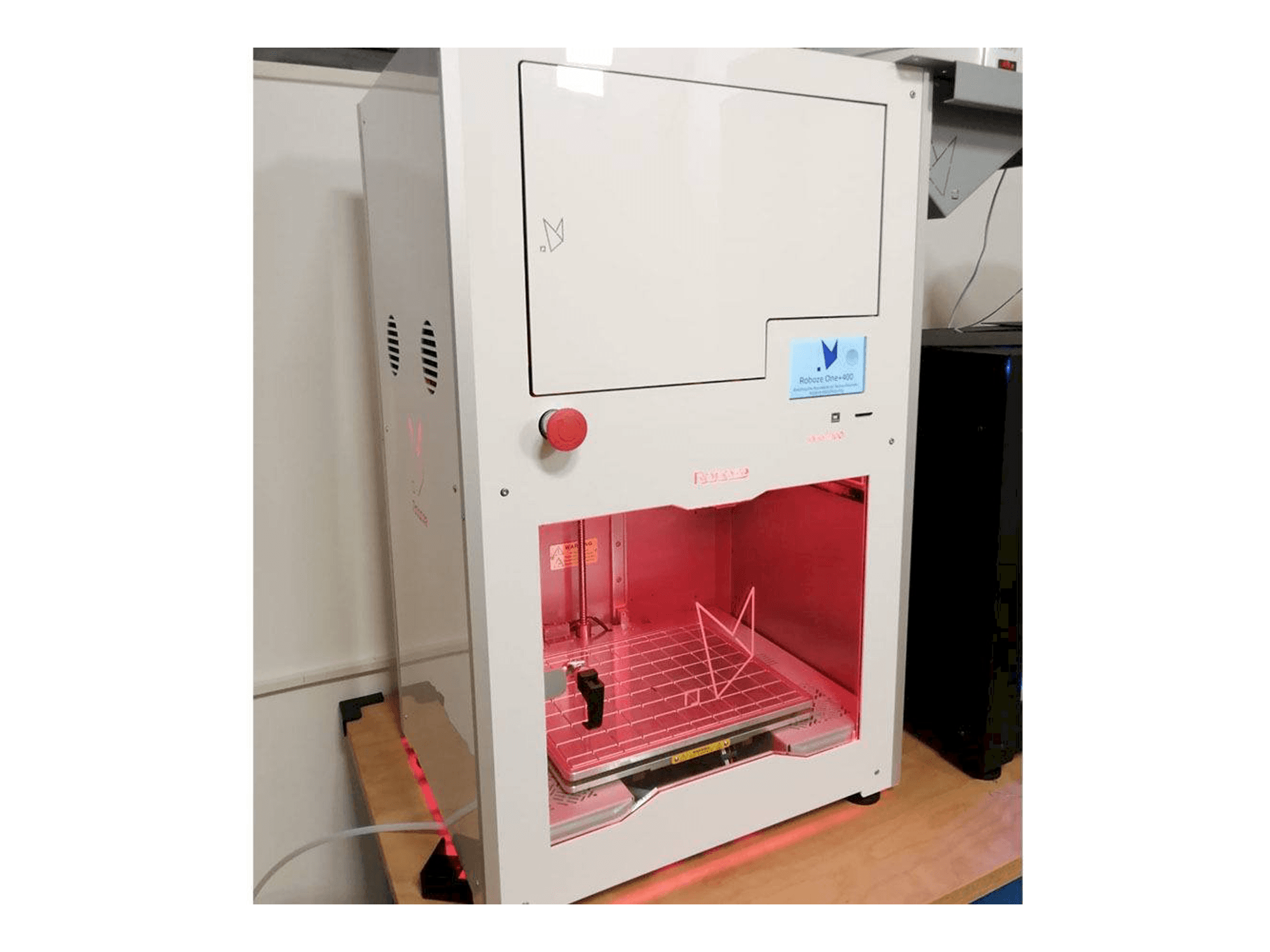 Vista frontal de la máquina Roboze One Plus 400