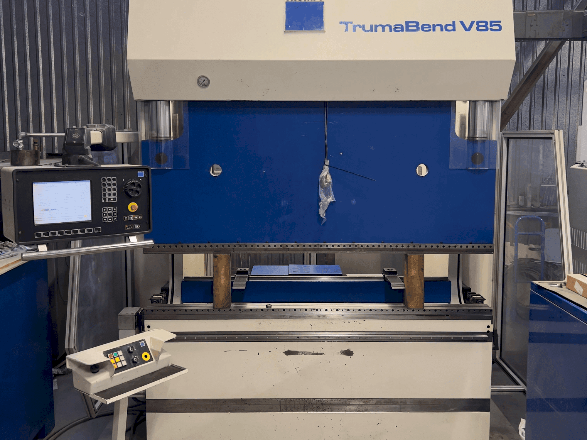 Vista frontal de la máquina TRUMPF TrumaBend V85