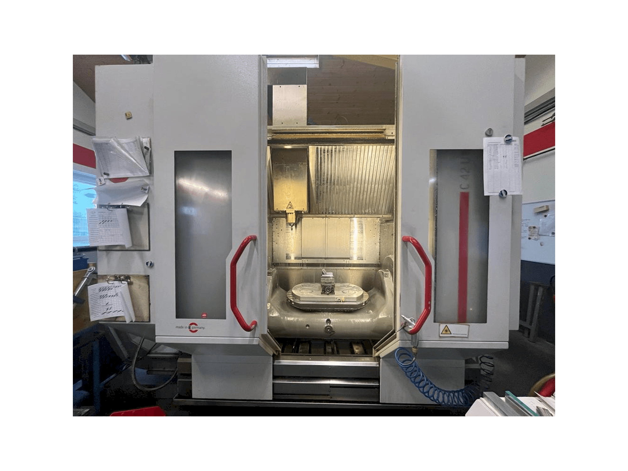 Vista frontal de la máquina HERMLE C42 U