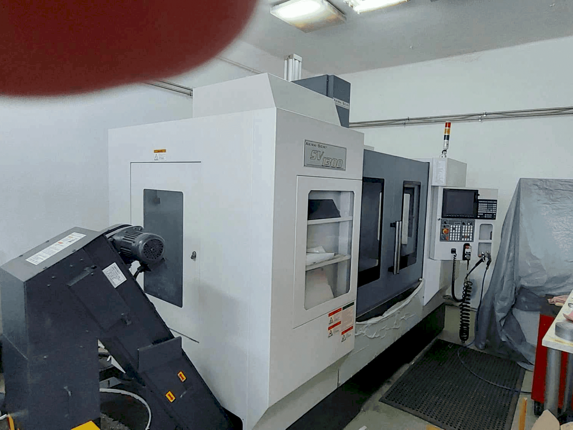 Vista frontal de la máquina Akira Seiki SVI300