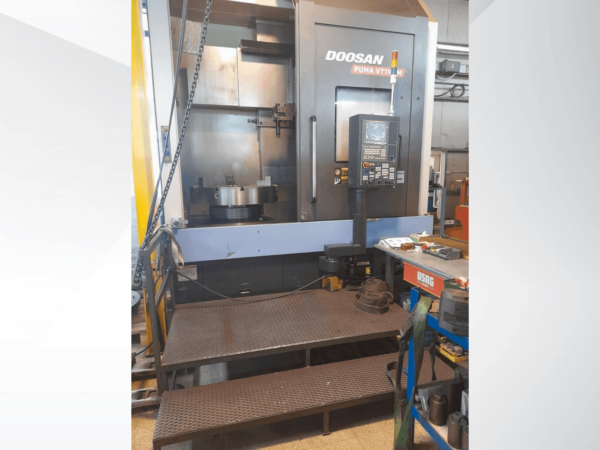 Vista frontal de la máquina DOOSAN VT1100M