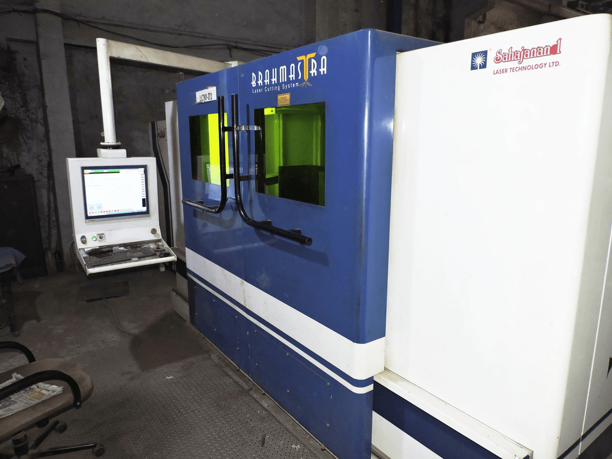 Vista izquierda de la máquina Sahajanand Brahmastra- Vector 3015 F1.0