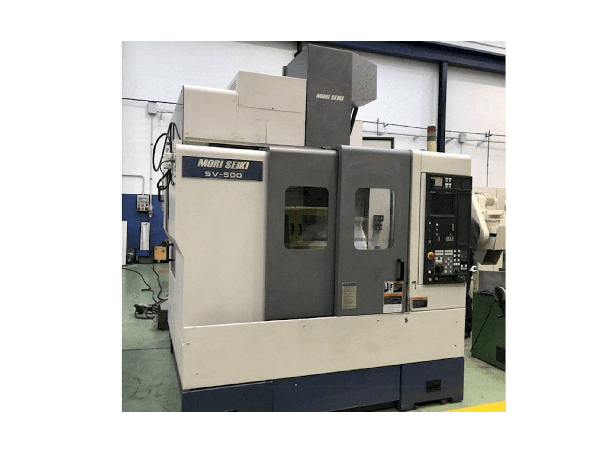 Vista frontal de la máquina MORI SEIKI SV-500