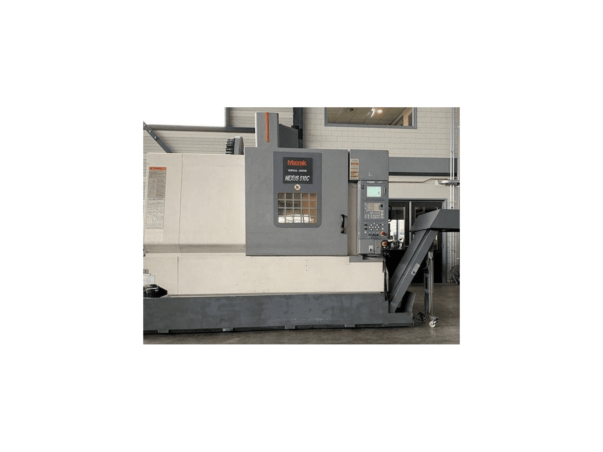 Vista frontal de la máquina Mazak NEXUS 510C