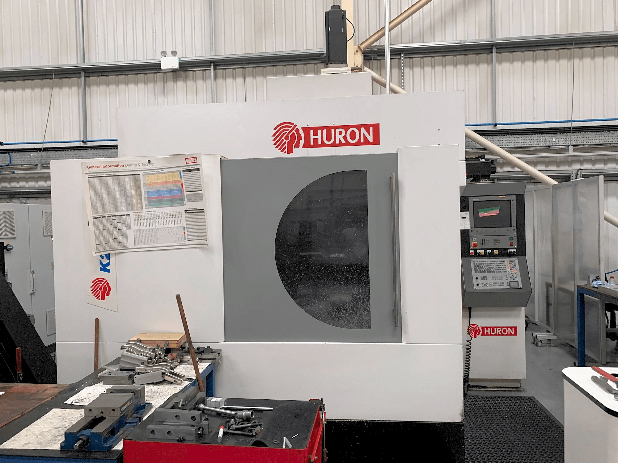 Vista frontal de la máquina Hurco K2X 10