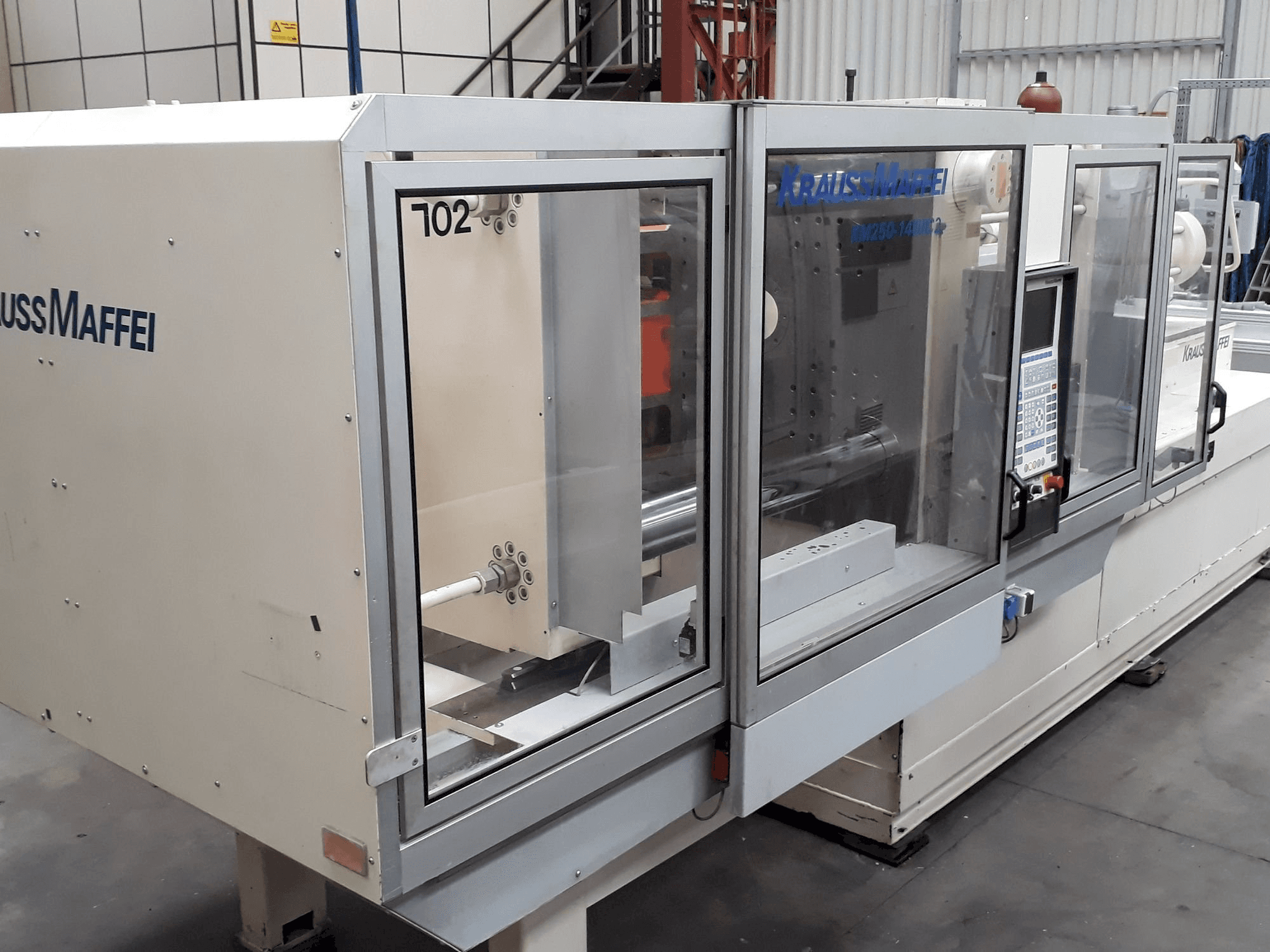 Vista frontal de la máquina Krauss Maffei 250-1400 C2