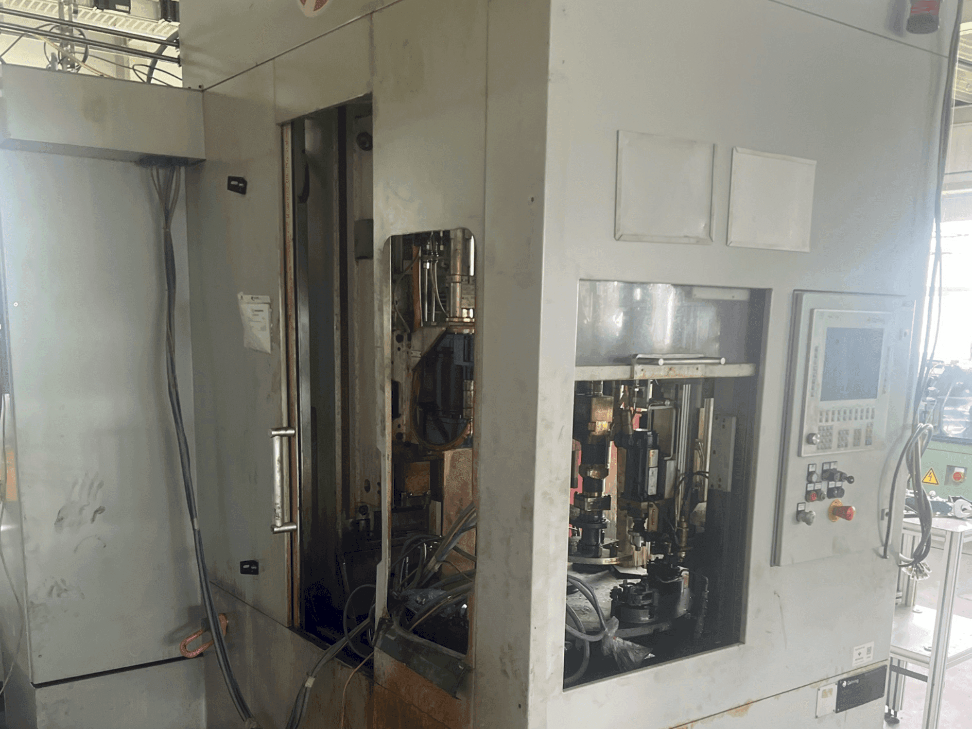 Vista derecha de la máquina GEHRING L2-630 (2013)