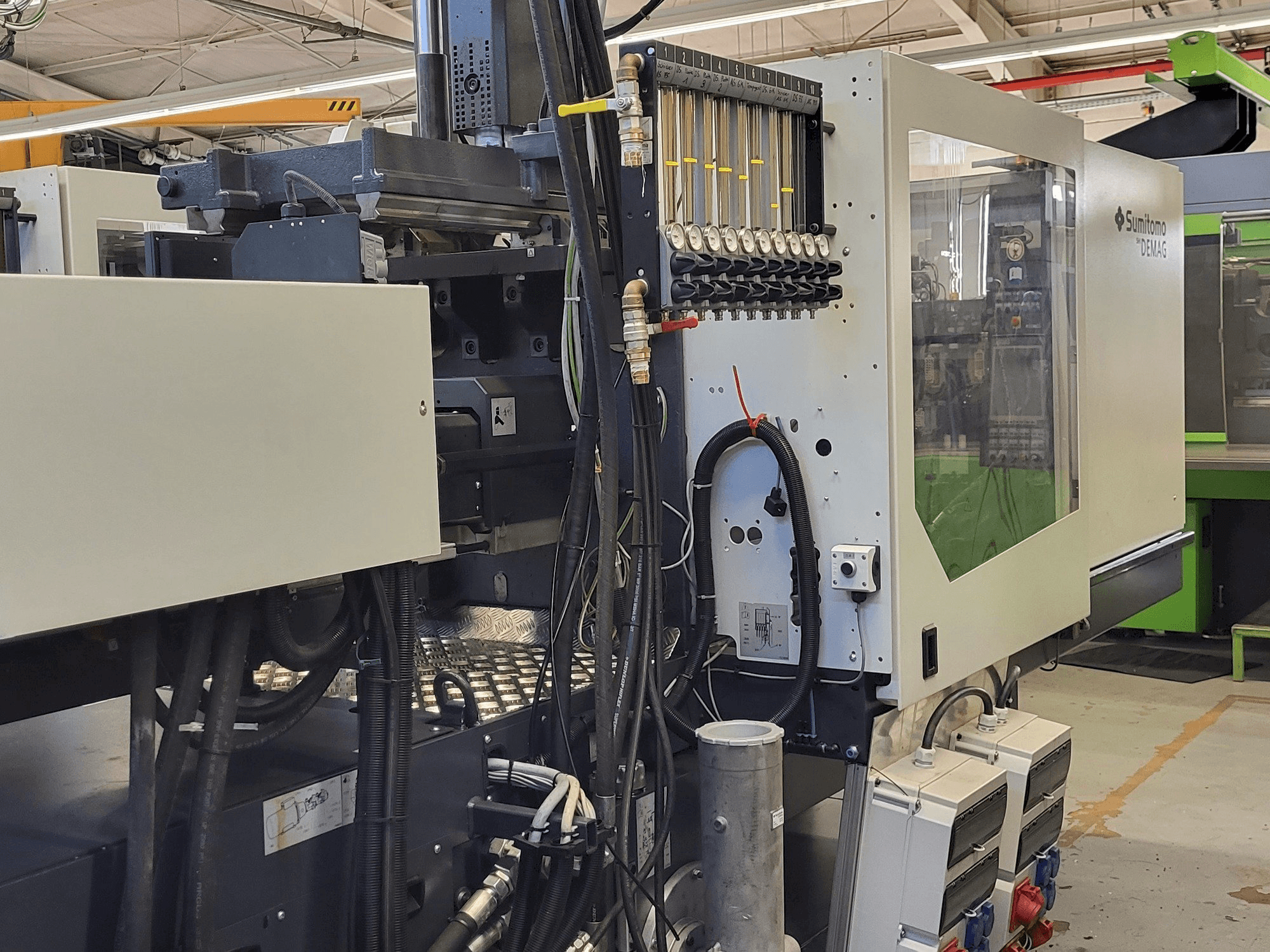 Vista lateral izquierda de la máquina Sumitomo SHI DEMAG Systec Multi 120/470-200h/80V