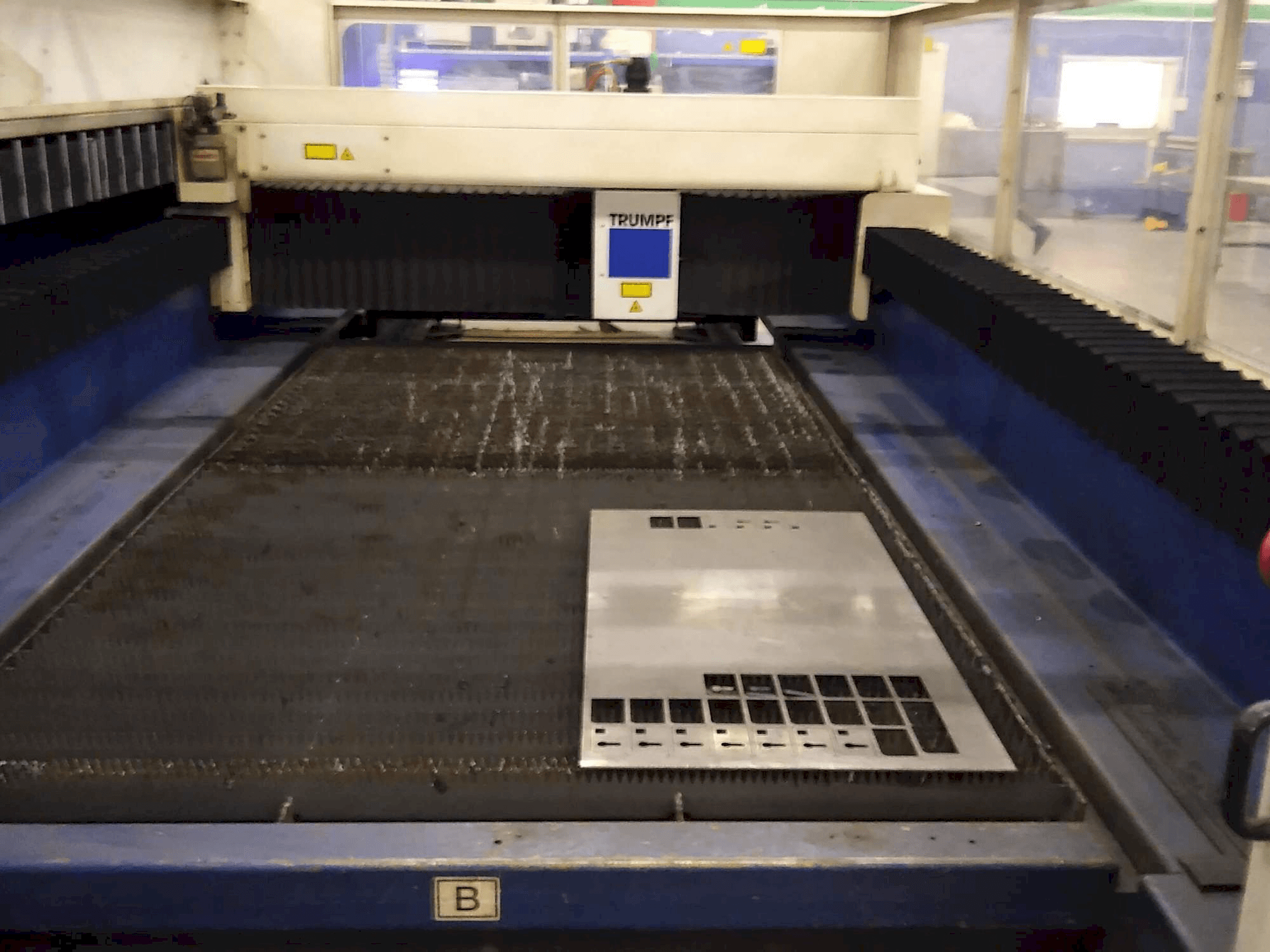 Vista frontal de la máquina Trumpf L3030