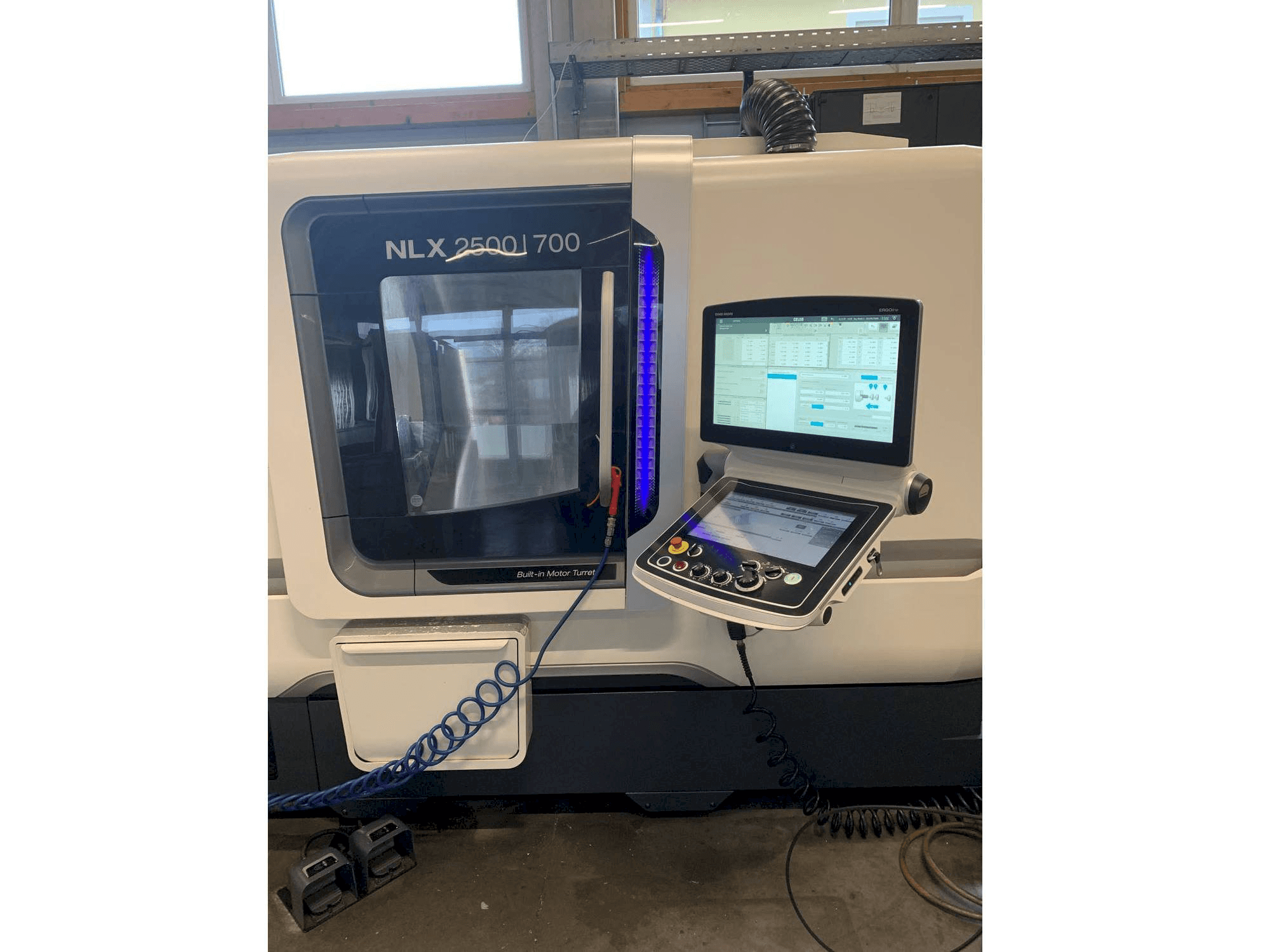 Vista frontal de la máquina DMG MORI NLX 2500/700
